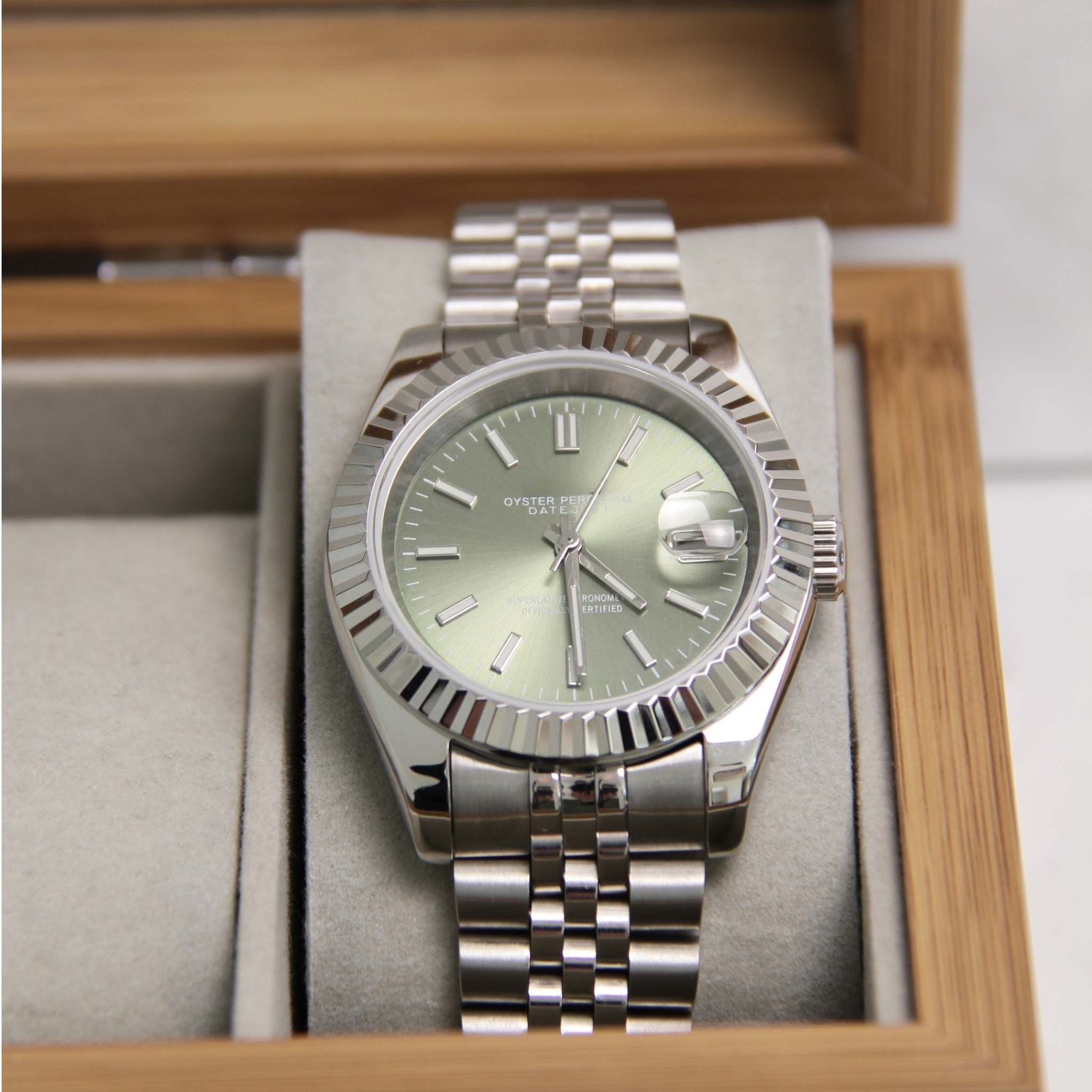 “Détail du cadran texturé kaki de la montre SEIKMOD Datejust Kaki NH35, mouvement automatique Seiko Instruments Inc.”