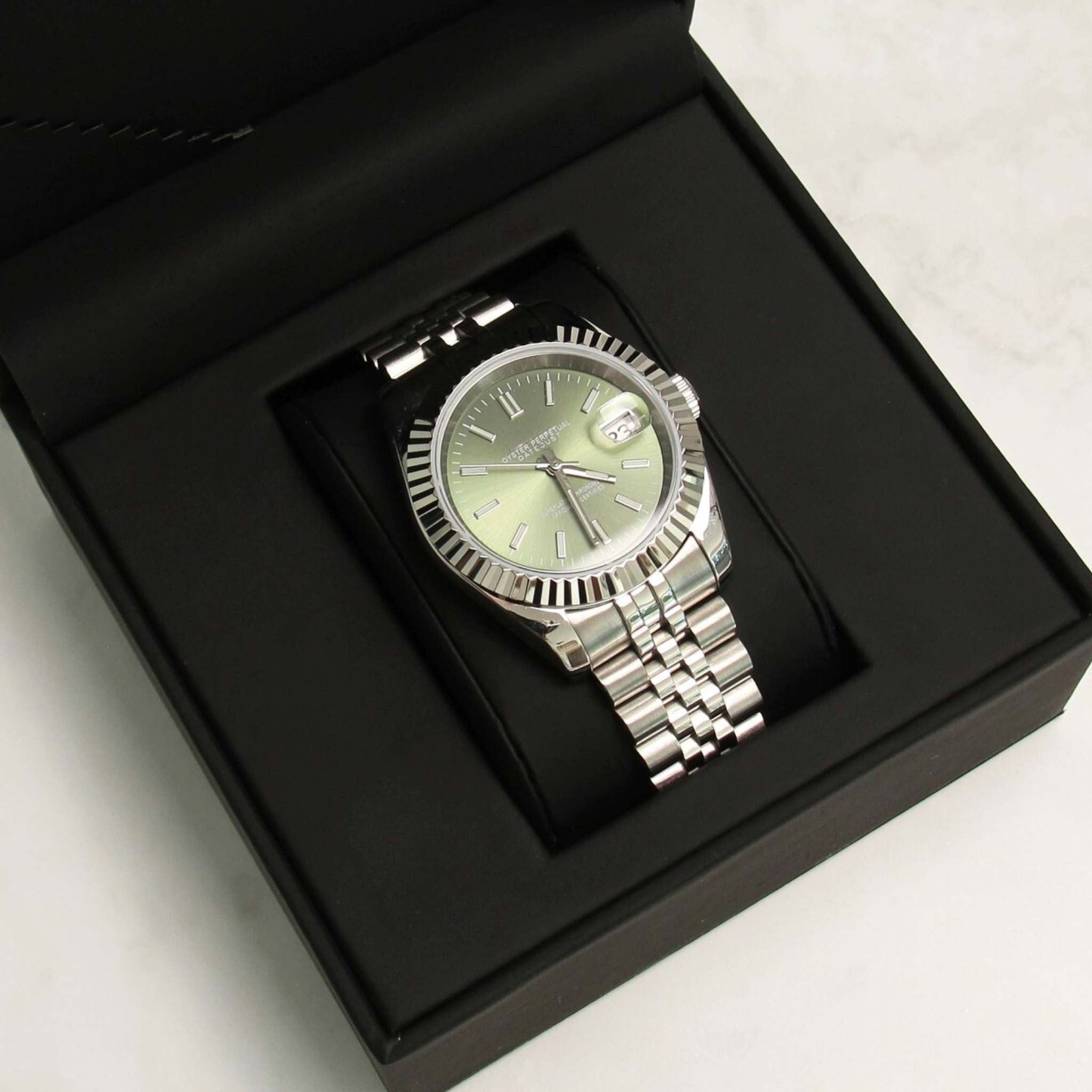 “Montre SEIKMOD Datejust Kaki NH35 présentée dans son écrin premium Modus Horlogerie”