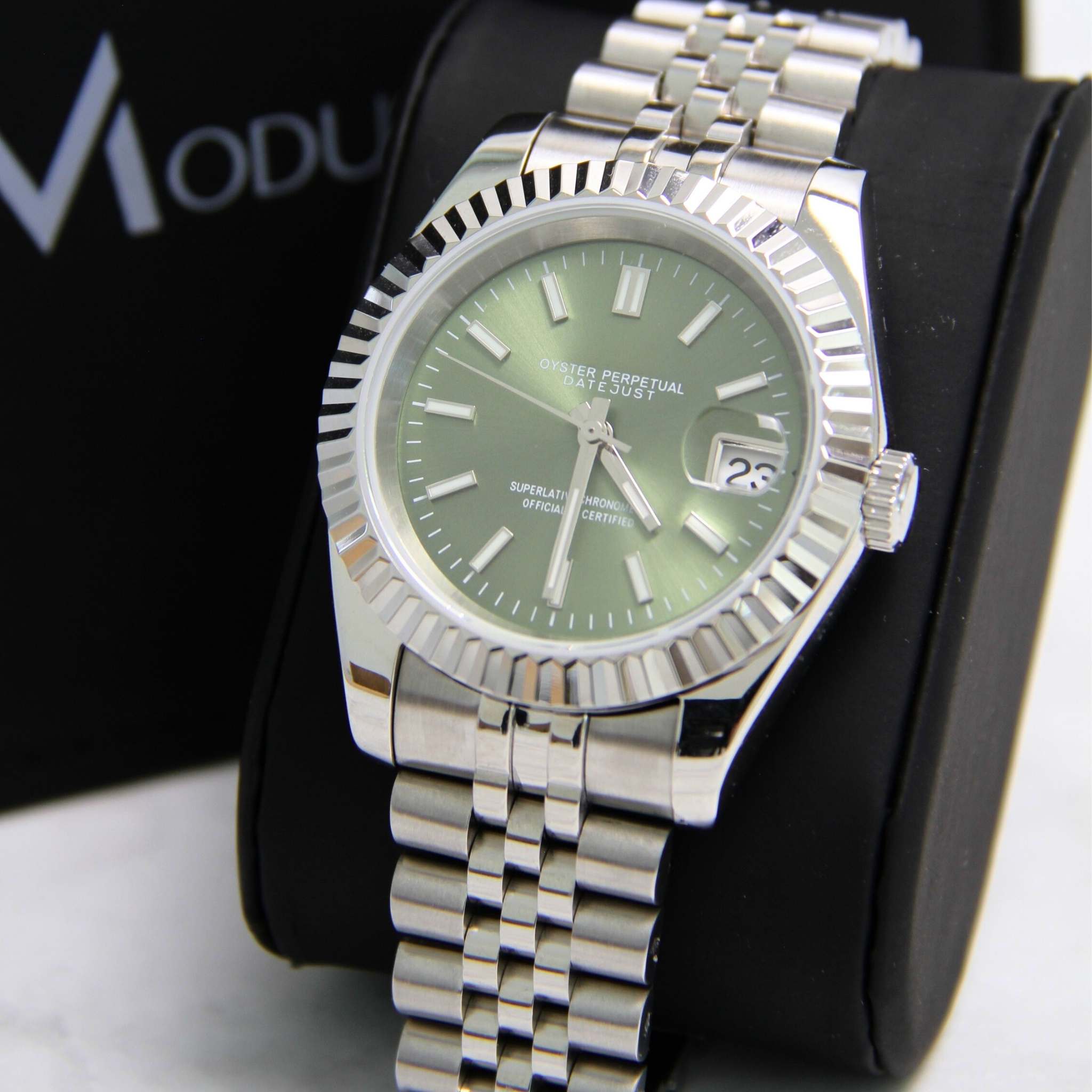 “Montre SEIKMOD Datejust Kaki NH35 vue de face, assemblée à la main en France, cadran kaki et boîtier acier poli”