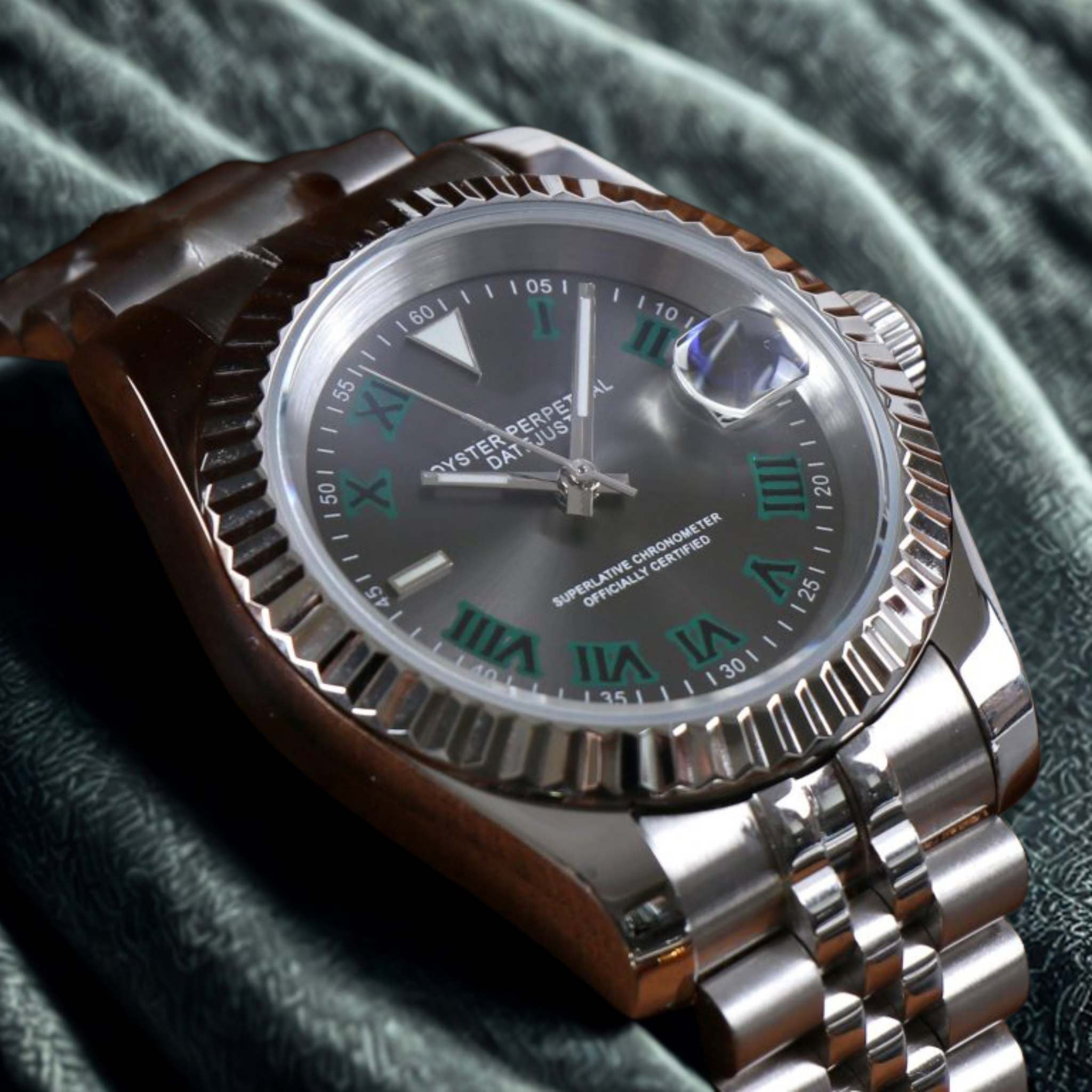 “Détail du cadran texturé gris et vert de la montre SEIKMOD Datejust Wimbledon NH35, mouvement automatique Seiko Instruments Inc.”
