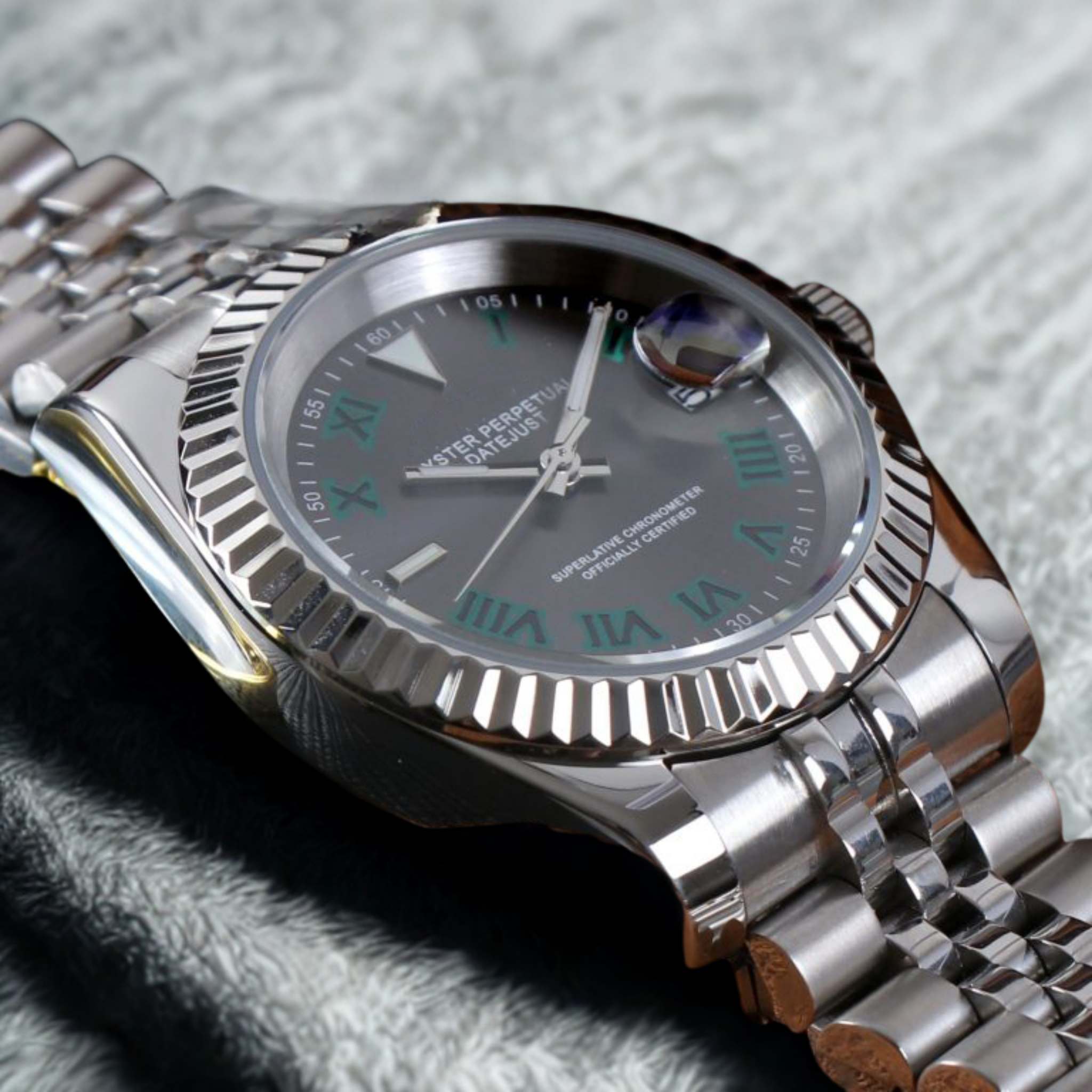 “Détail du cadran texturé gris et vert de la montre SEIKMOD Datejust Wimbledon NH35, mouvement automatique Seiko Instruments Inc.”