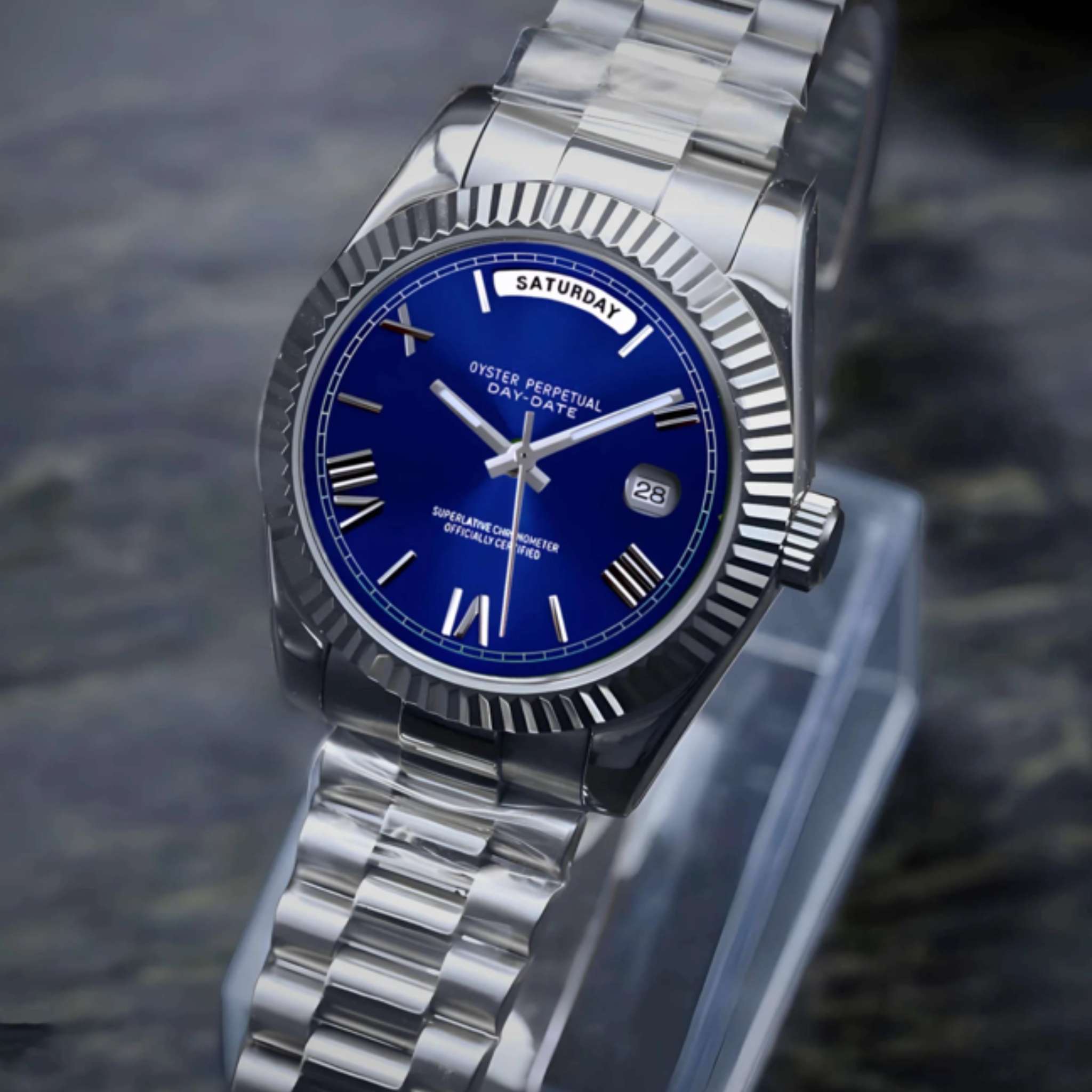 “Détail du cadran bleu texturé de la montre SEIKMOD Daydate Chiffres Romains Bleu Miyota 8285, mouvement automatique CITIZEN”