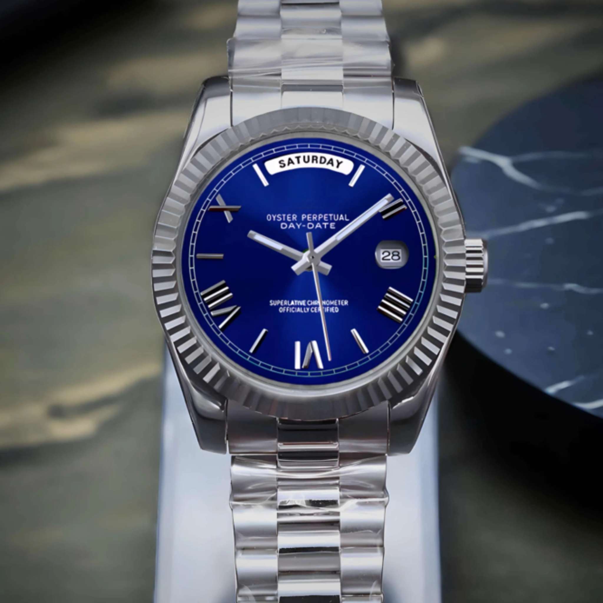 “Montre SEIKMOD Daydate Chiffres Romains Bleu équipée du mouvement automatique CITIZEN Miyota 8285, cadran bleu et boîtier acier poli assemblée à la main en France”