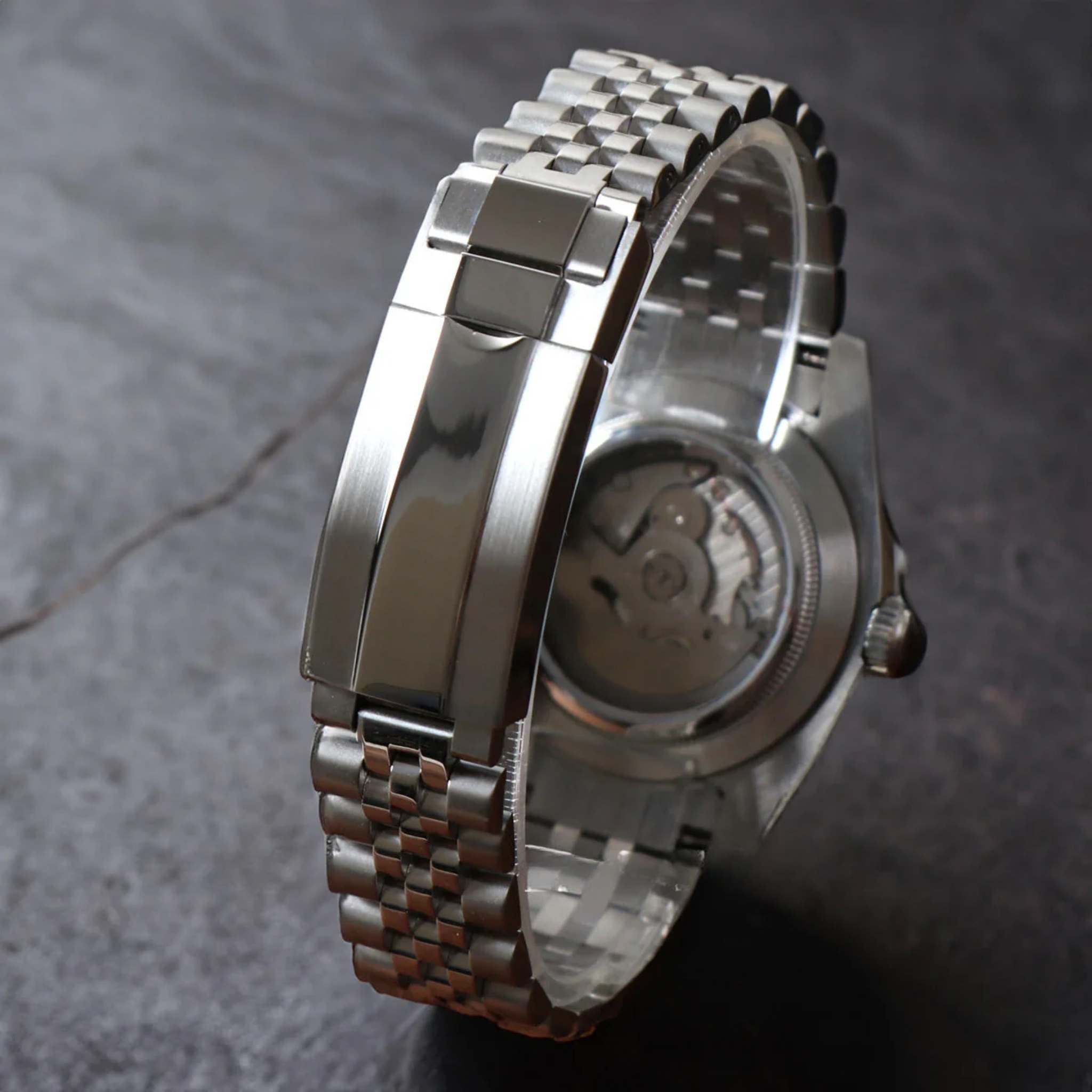 “Bracelet acier et fond transparent de la montre SEIKMOD Daydate Chiffres Romains Kaki Miyota 8285, mouvement automatique visible”