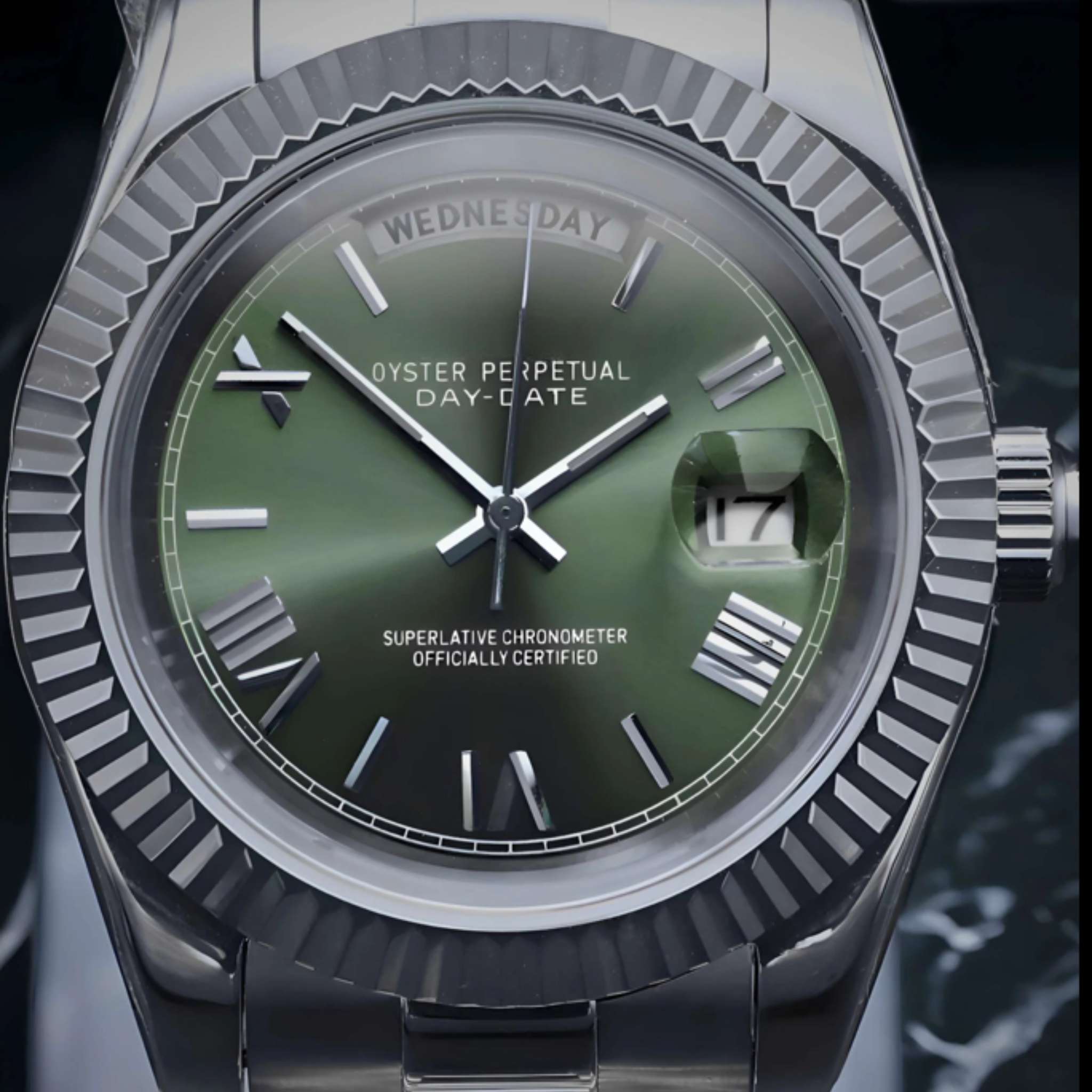 “Cadran kaki de la montre SEIKMOD Daydate Chiffres Romains Miyota 8285 avec chiffres romains argentés et double guichet jour/date”