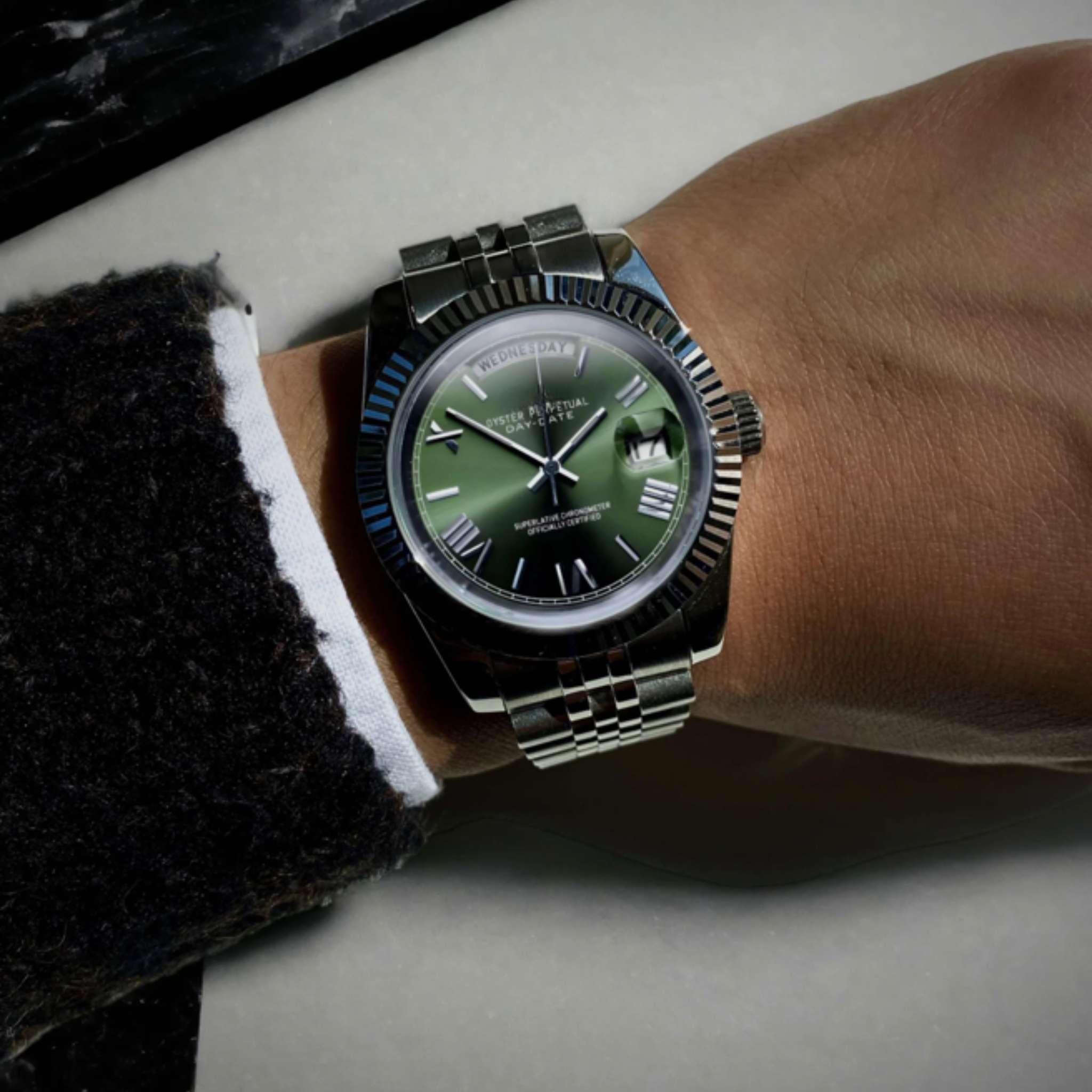 “Montre SEIKMOD Daydate Chiffres Romains Kaki Miyota 8285 portée au poignet, style raffiné et boîtier en acier inoxydable 316L”