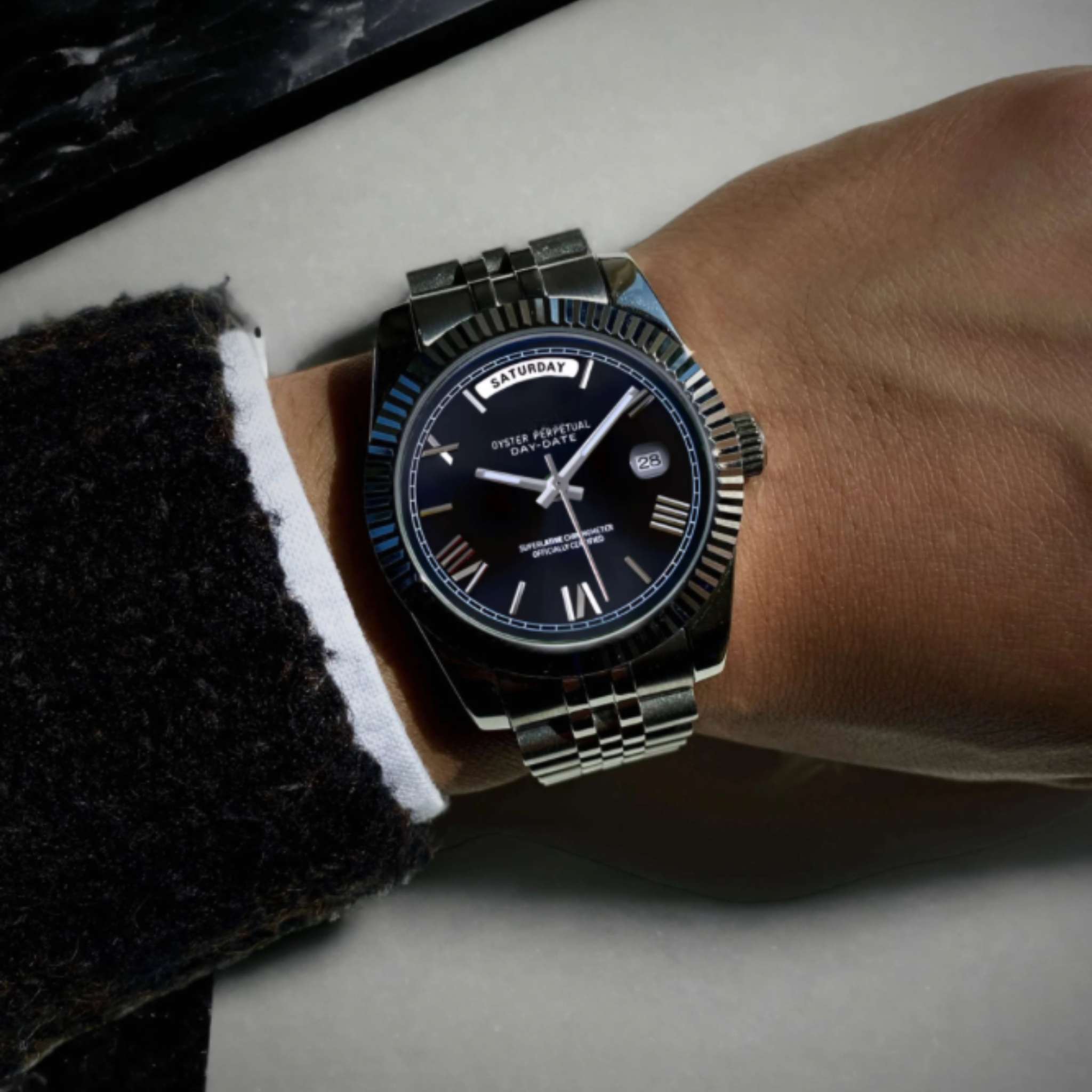 “Montre SEIKMOD Daydate Chiffres Romains Noir Miyota 8285 portée au poignet, design raffiné et boîtier en acier inoxydable 316L”