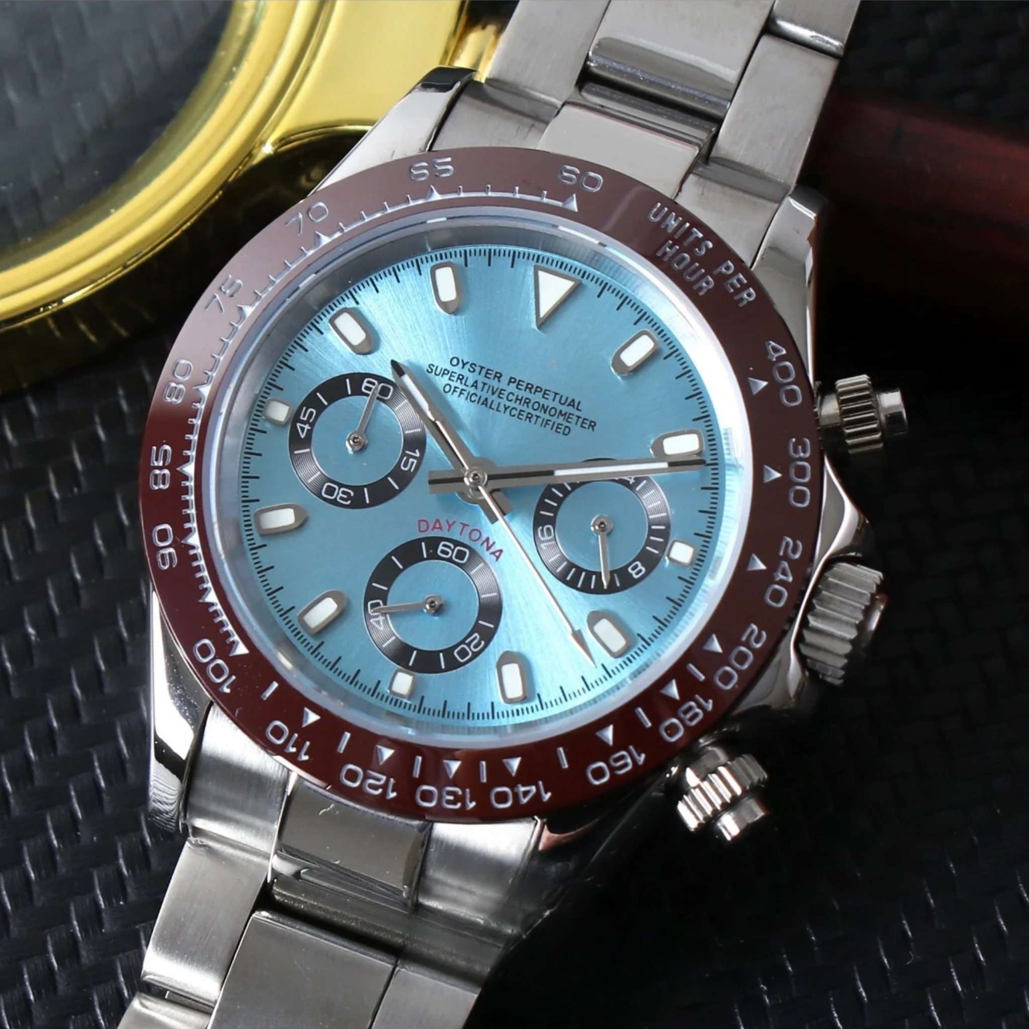 “Détail du cadran bleu clair et du verre saphir anti-rayures de la montre SEIKMOD Daytona Bleu Ciel VK63, mouvement chronographe Seiko Instruments Inc.”