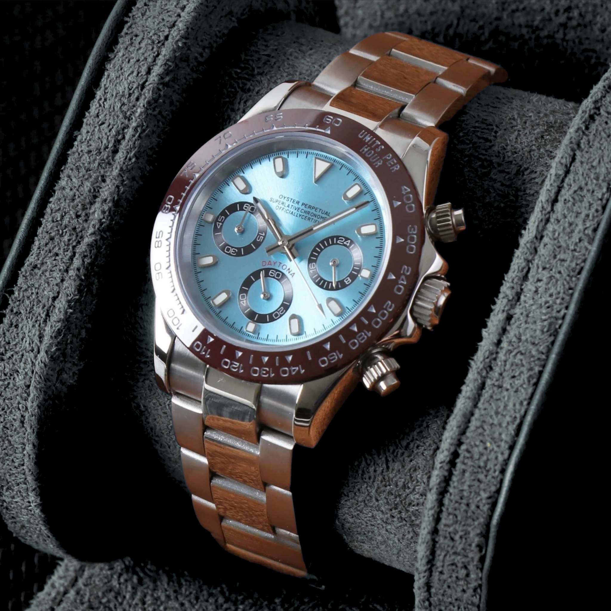 “Montre SEIKMOD Daytona Bleu Ciel équipée du mouvement chronographe Seiko VK63, cadran bleu clair et lunette argentée, assemblée à la main en France”