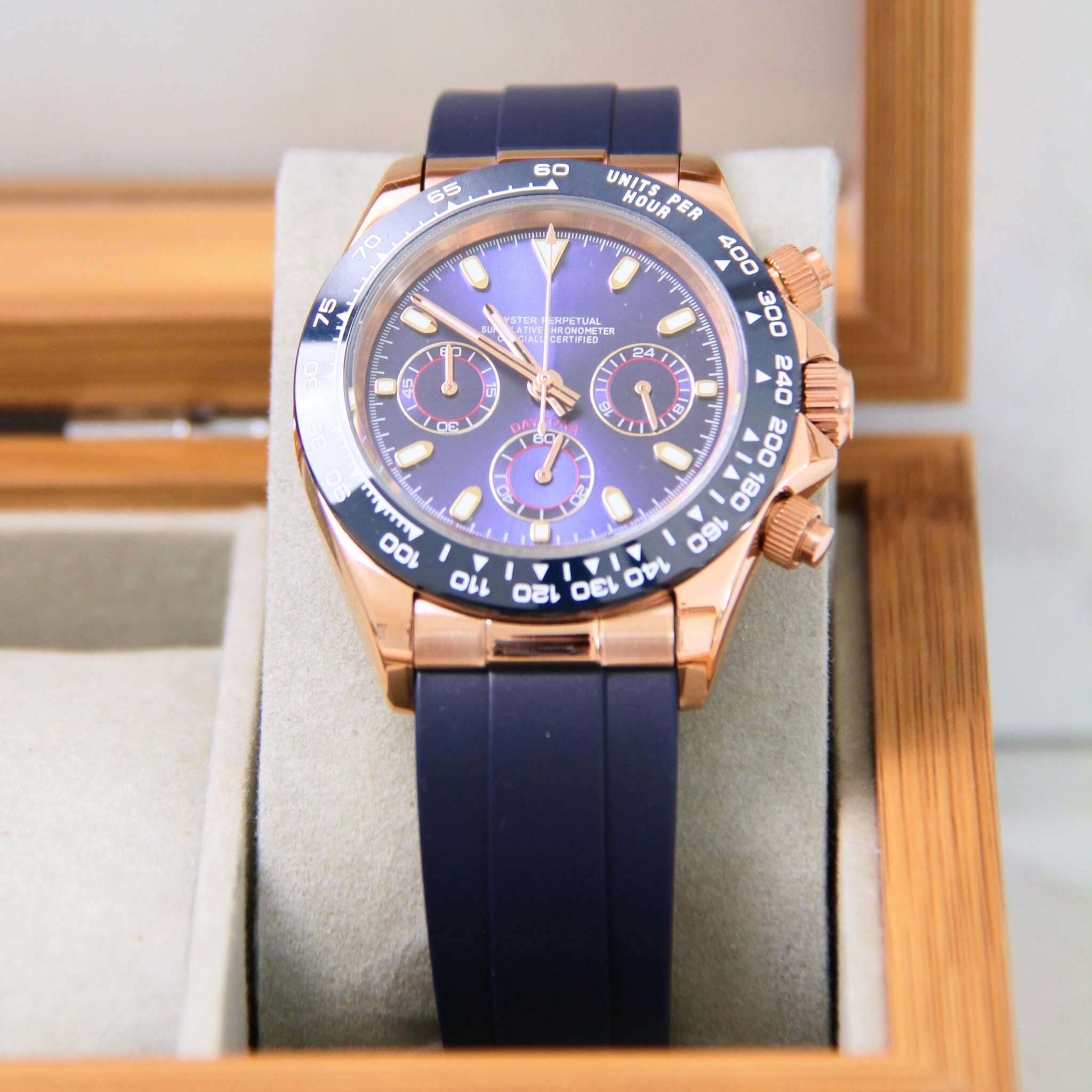 “Cadran bleu de la montre SEIKMOD Daytona Bleu Or Rose VK63 avec compteurs chronographes et détails or rose”