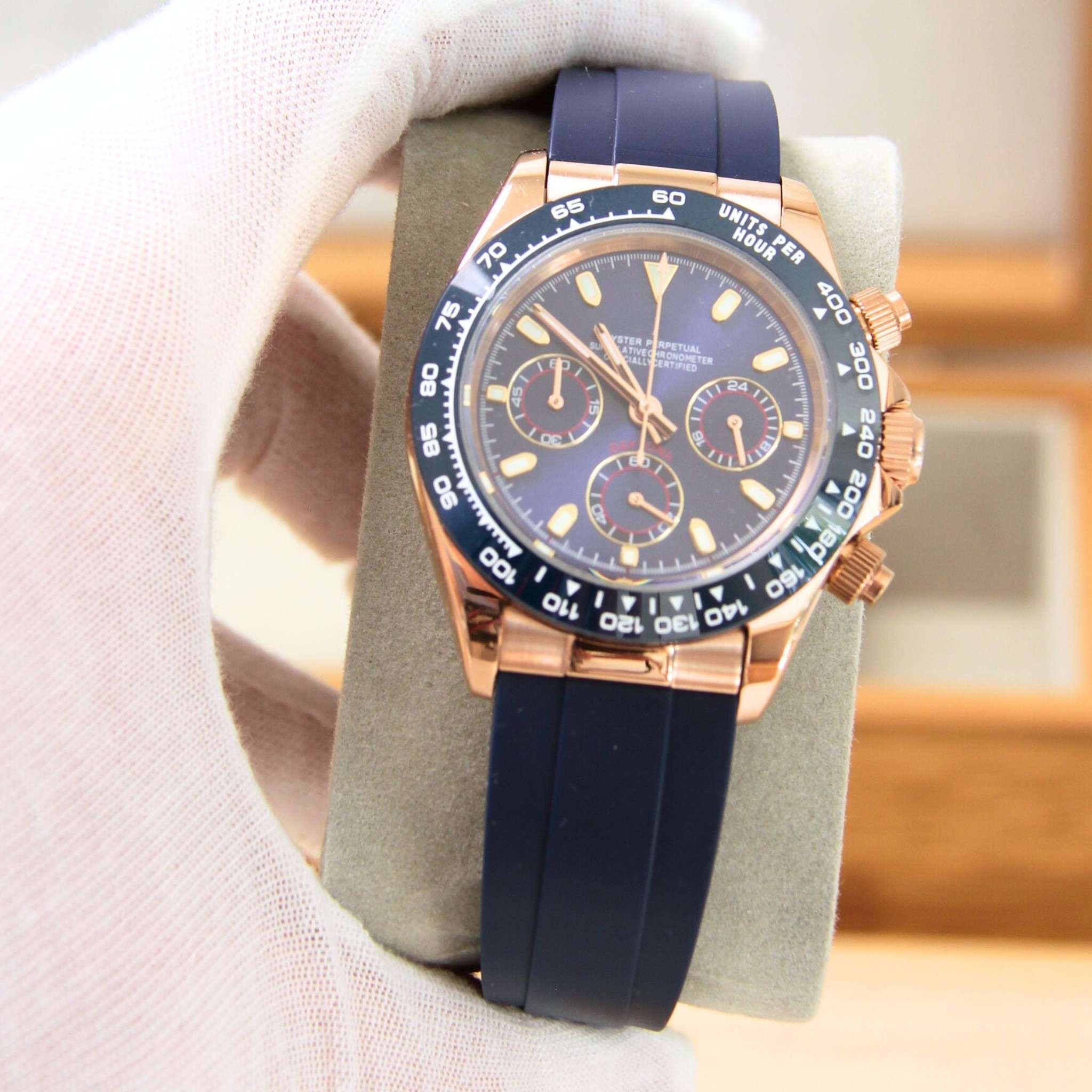 “Détail du cadran bleu brillant et du verre saphir anti-rayures de la montre SEIKMOD Daytona Bleu Or Rose VK63, mouvement chronographe Seiko Instruments Inc.”