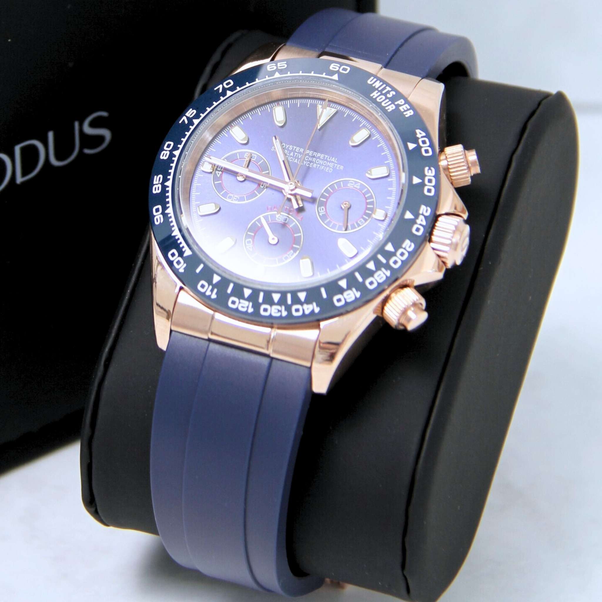 “Montre SEIKMOD Daytona Bleu Or Rose Oysterflex équipée du mouvement chronographe Seiko VK63, cadran bleu et boîtier or rose poli, assemblée à la main en France”