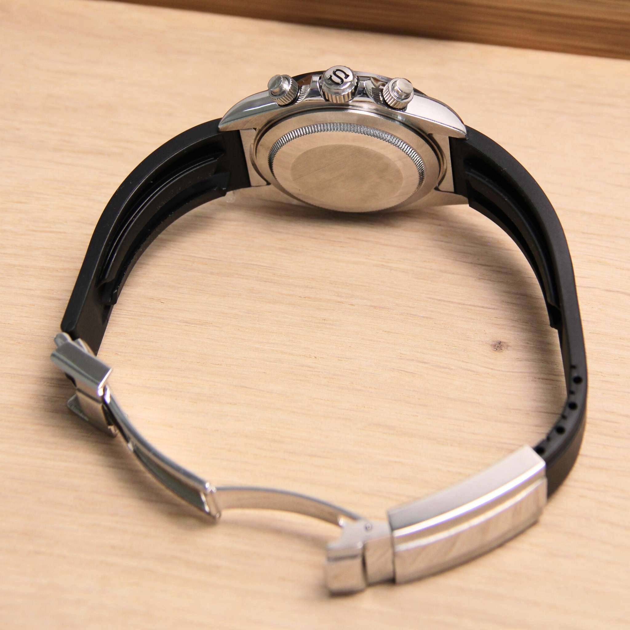 “Bracelet acier noir et fond poli de la montre SEIKMOD Daytona Diamant Noir VK63, mouvement chronographe Seiko visible”