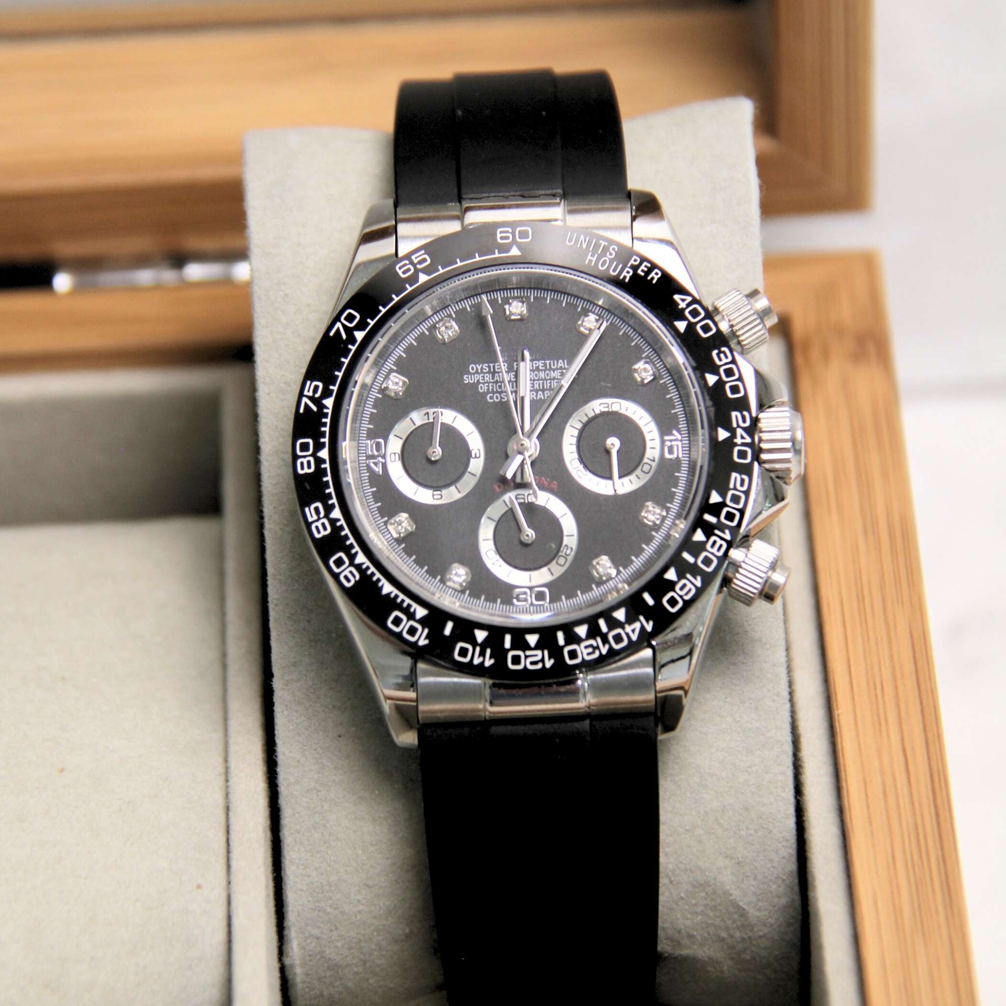 “Cadran noir de la montre SEIKMOD Daytona Diamant Noir VK63 avec index sertis et compteurs chronographes argentés”