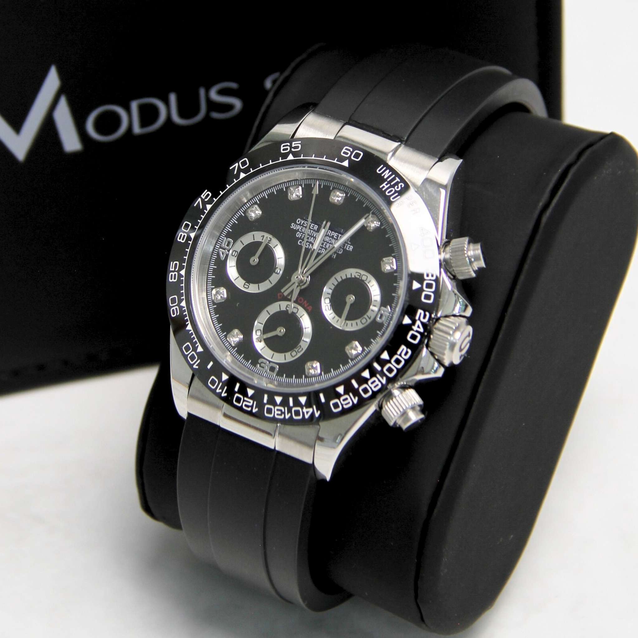 “Montre SEIKMOD Daytona Diamant Noir équipée du mouvement chronographe Seiko VK63, cadran noir serti de diamants et lunette tachymétrique, assemblée à la main en France”