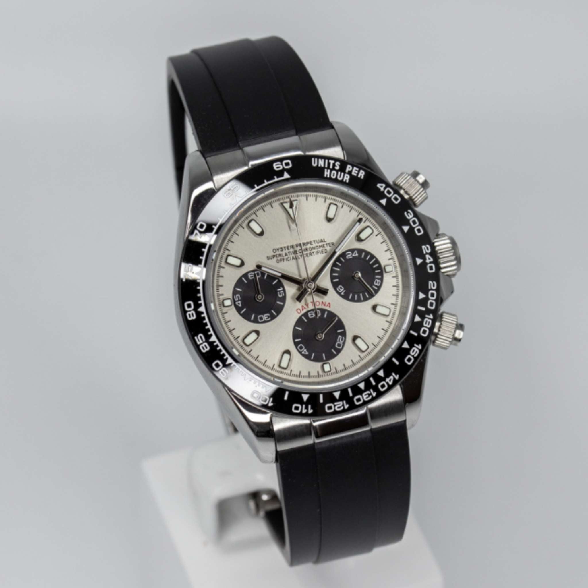 “Cadran gris métallisé de la montre SEIKMOD Daytona VK63 avec compteurs chronographes et aiguilles luminescentes argentées”