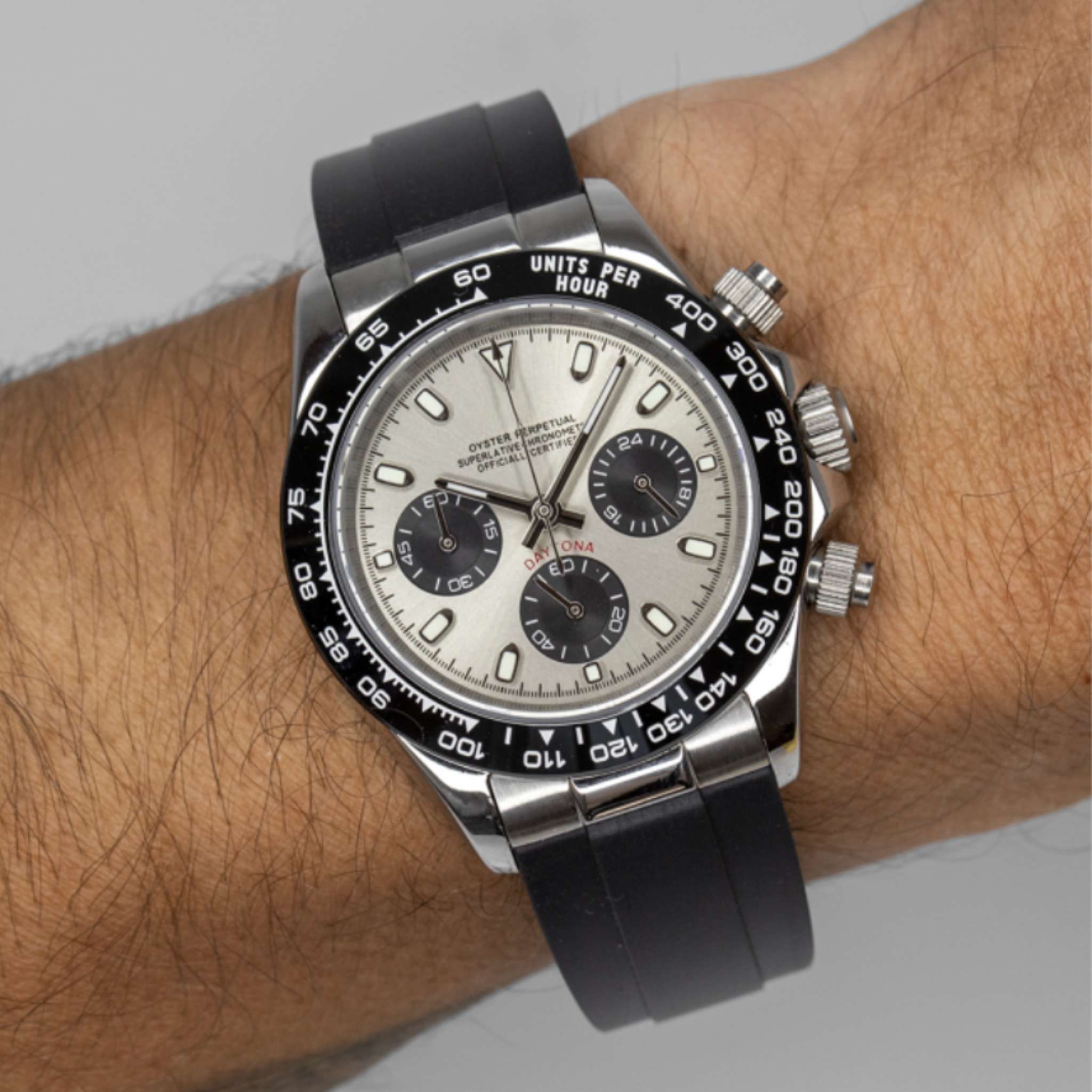 “Montre SEIKMOD Daytona Gris VK63 portée au poignet, design sport chic et bracelet Oysterflex noir confortable”