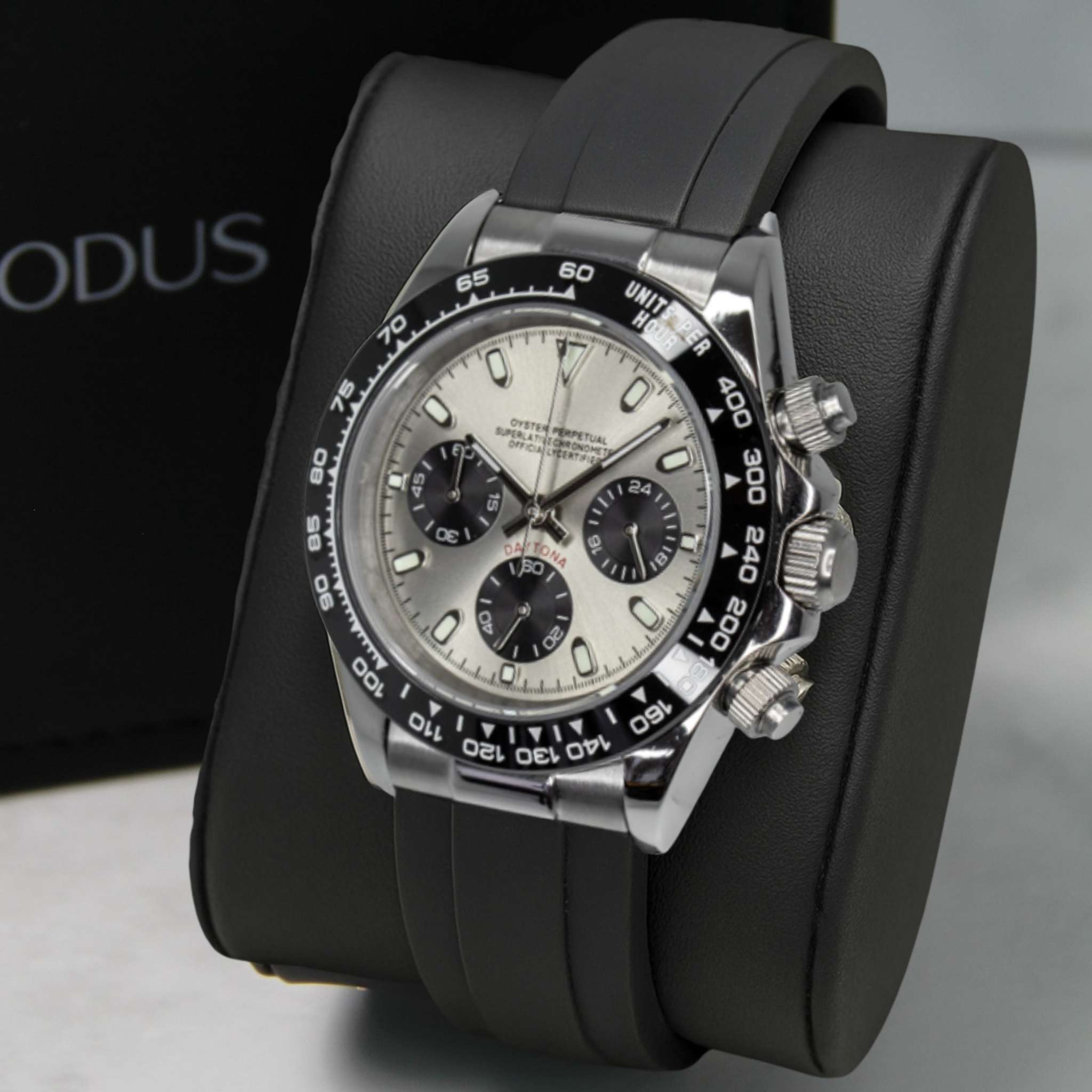 “Montre SEIKMOD Daytona Gris Oysterflex équipée du mouvement chronographe Seiko VK63, cadran gris et boîtier acier poli, assemblée à la main en France”