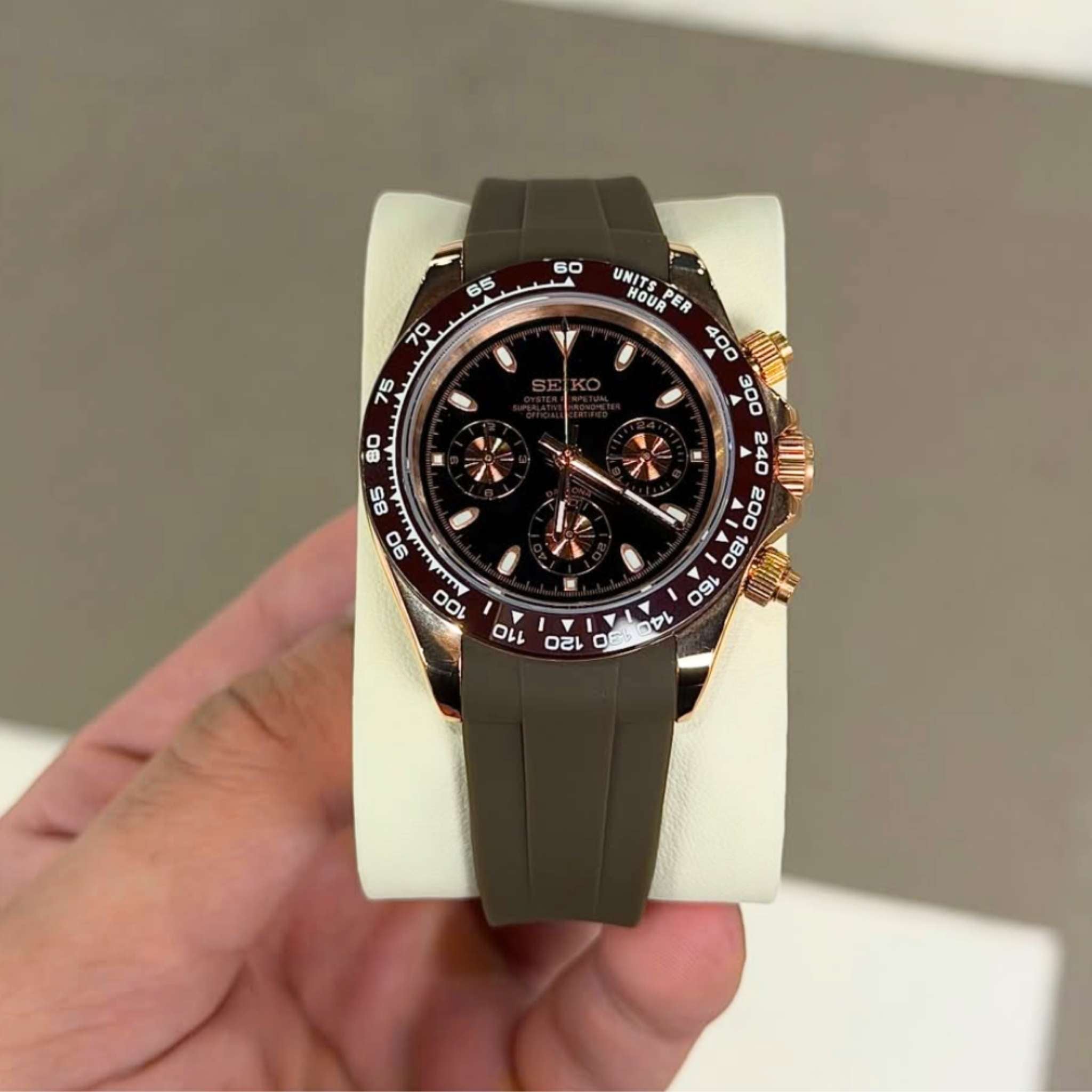 Lunette tachymétrique marron et boîtier or rose de la Seikmod Daytona Modus Horlogerie