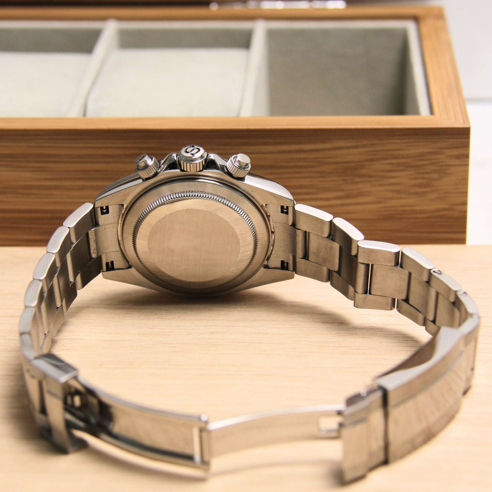 “Bracelet acier et fond poli de la montre SEIKMOD Daytona Noir VK63, chronographe méca-quartz précis et durable”