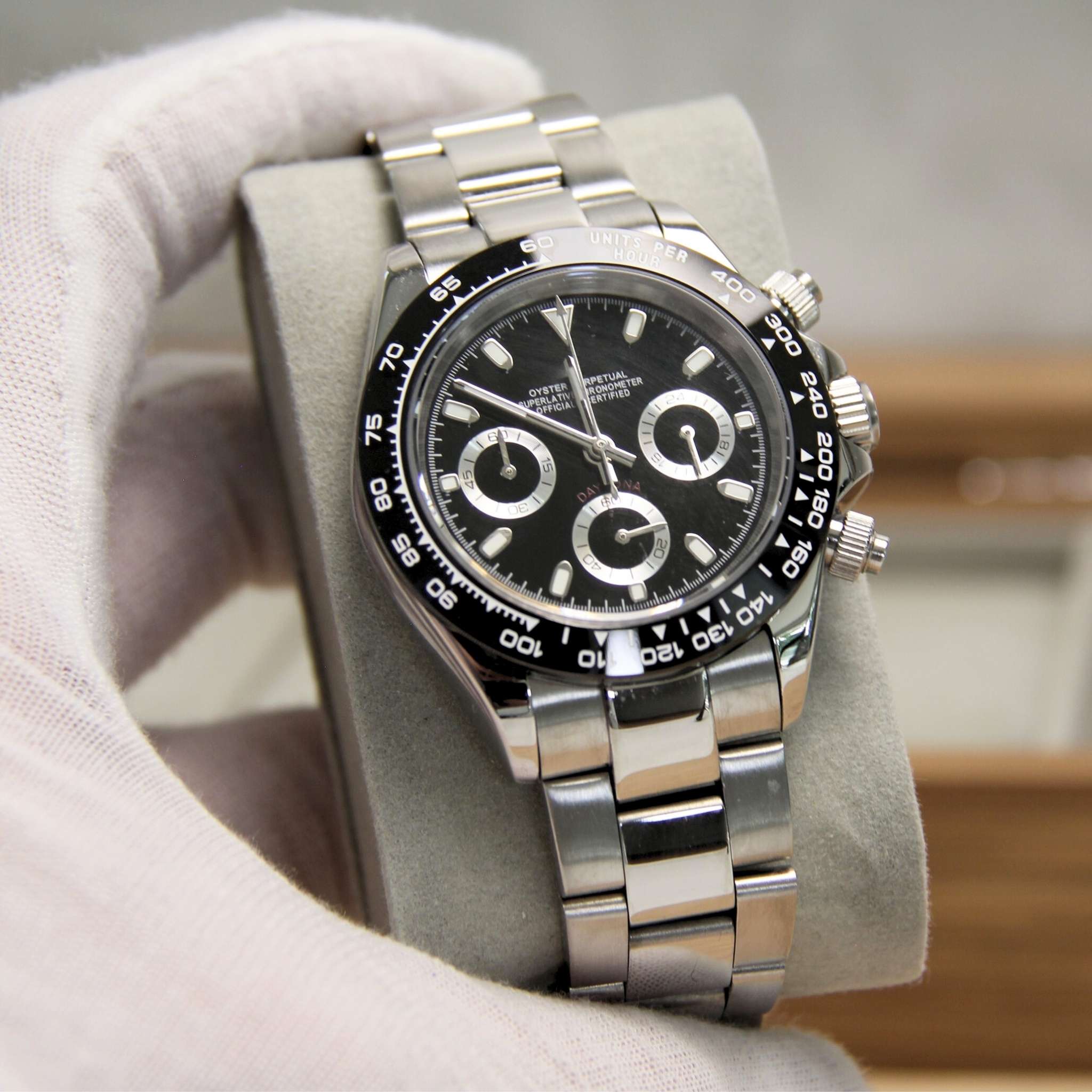 “Détail du cadran noir et du verre saphir anti-rayures de la montre SEIKMOD Daytona Noir VK63, mouvement chronographe Seiko Instruments Inc.”
