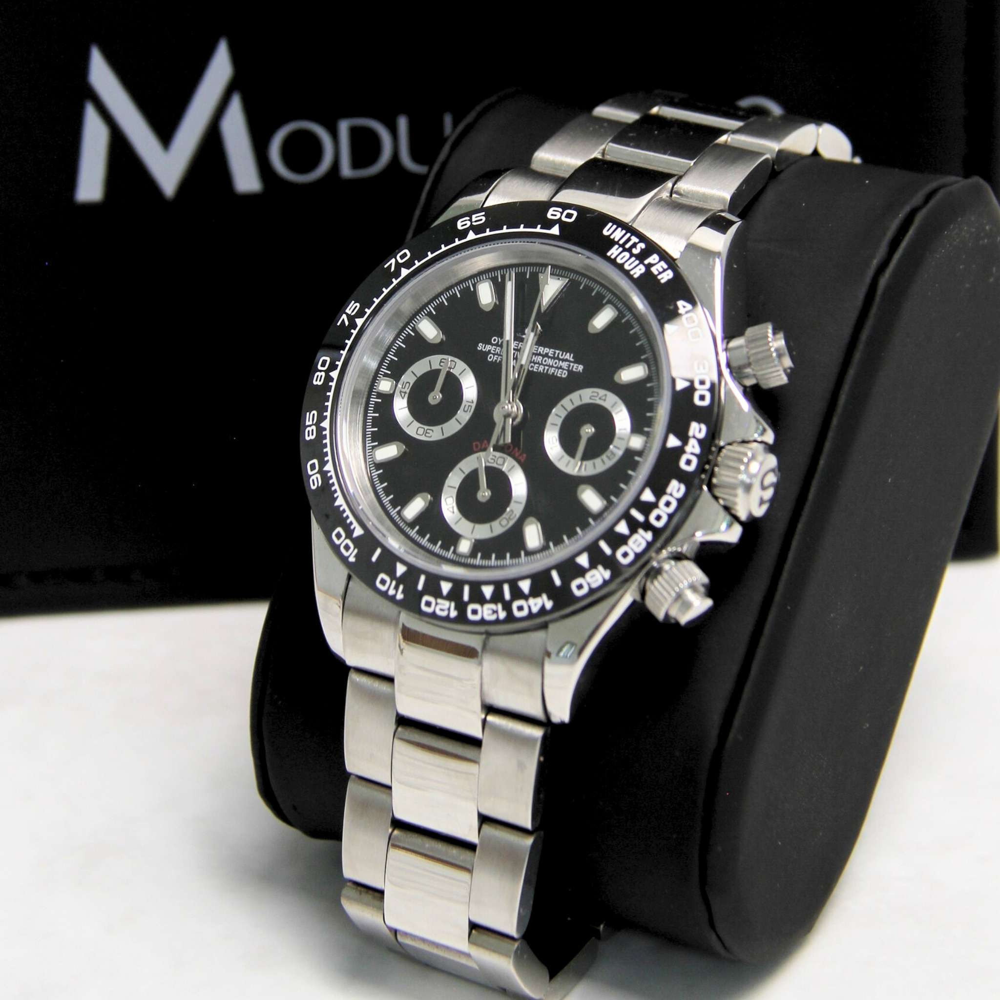 “Montre SEIKMOD Daytona Noir équipée du mouvement chronographe Seiko VK63, cadran noir brillant et lunette tachymétrique, assemblée à la main en France”