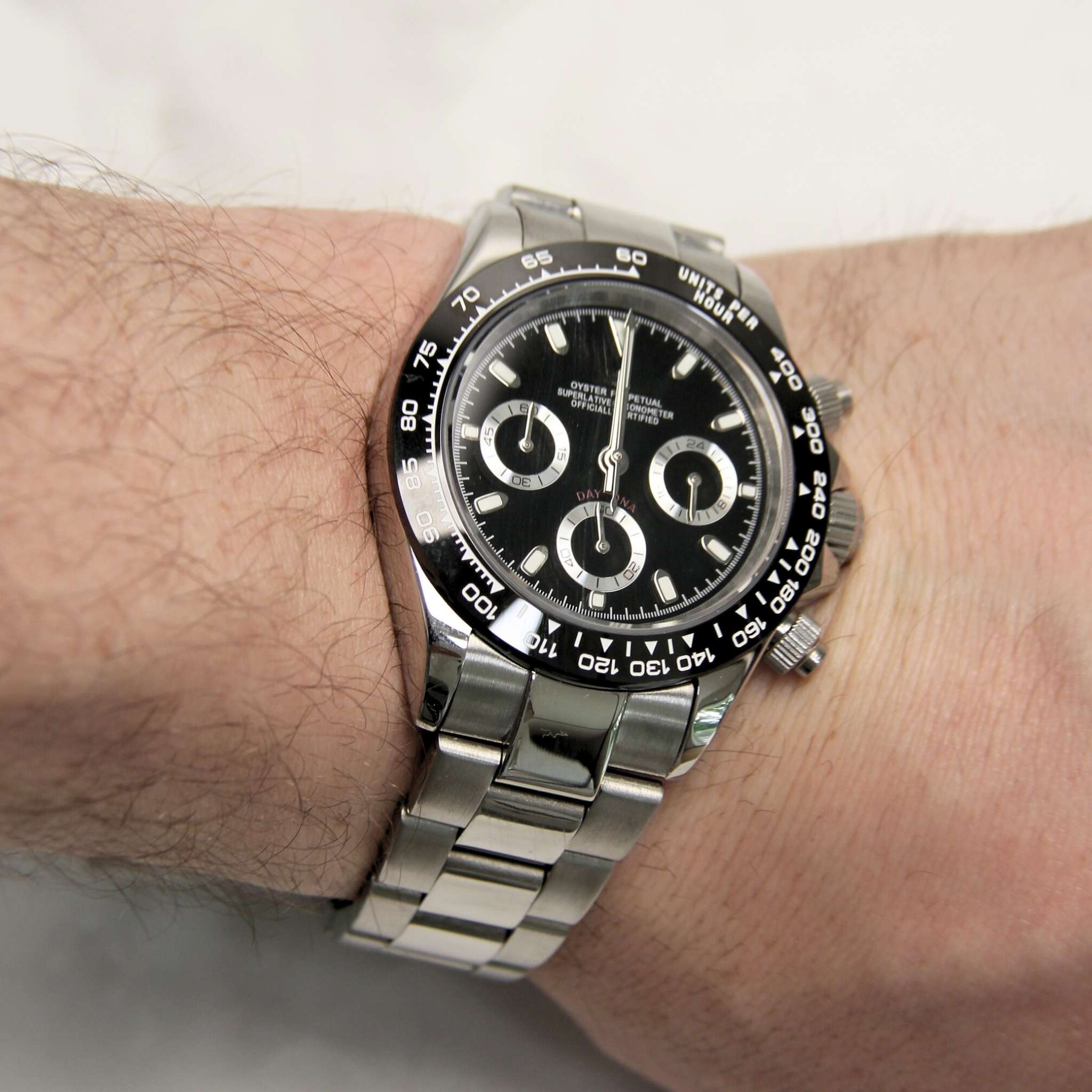 “Montre SEIKMOD Daytona Noir VK63 portée au poignet, boîtier acier poli et bracelet ajustable, allure sportive et élégante”