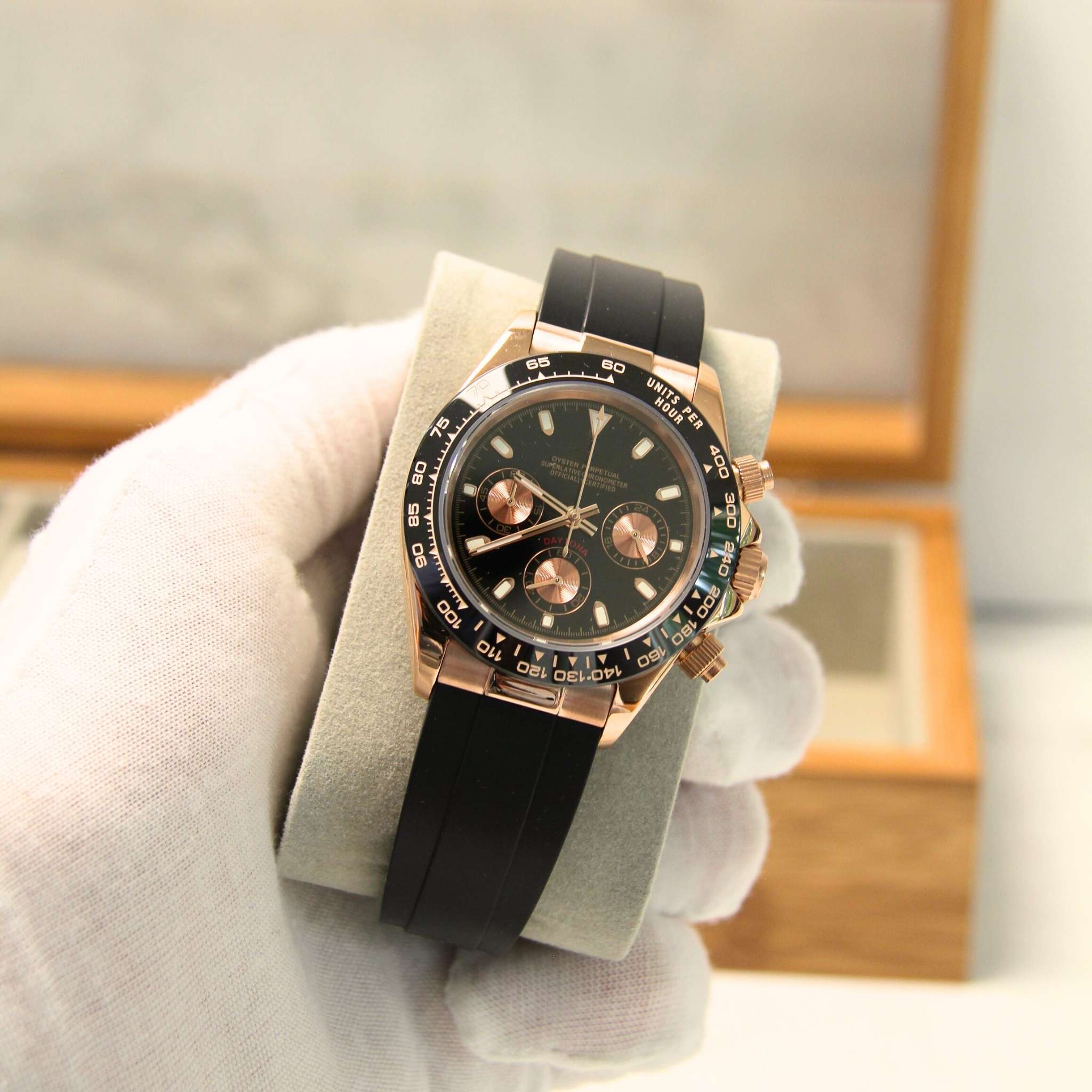 “Cadran noir de la montre SEIKMOD Daytona Or Rose VK63 avec compteurs chronographes et détails or rose”