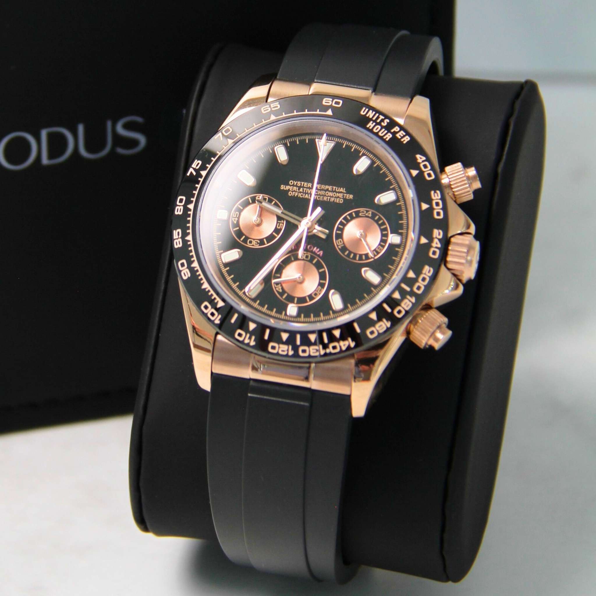 “Montre SEIKMOD Daytona Or Rose Oysterflex équipée du mouvement chronographe Seiko VK63, cadran noir et boîtier or rose poli, assemblée à la main en France”