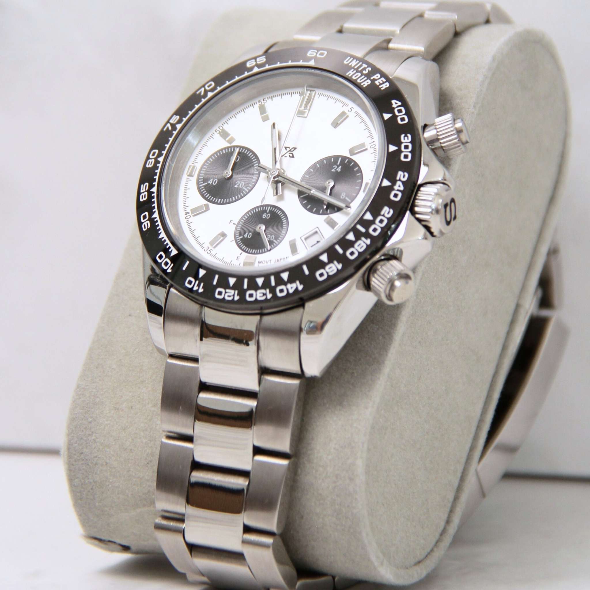 “Détail du cadran blanc brillant et du verre saphir anti-rayures de la montre SEIKMOD Daytona Panda Blanc VK63, mouvement chronographe Seiko Instruments Inc.”