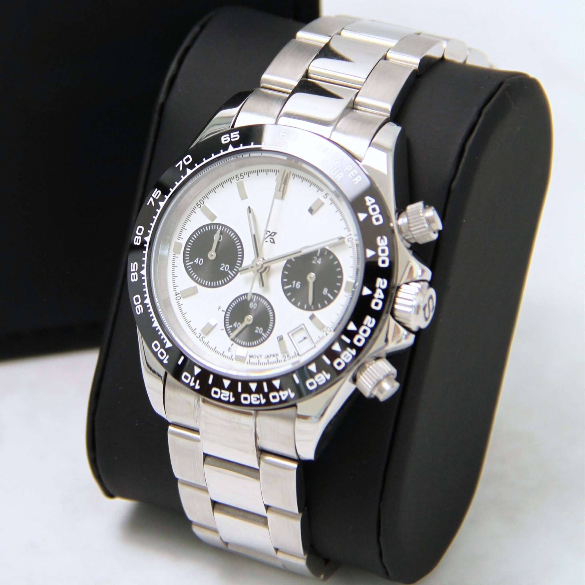 “Montre SEIKMOD Daytona Panda Blanc équipée du mouvement chronographe Seiko VK63, cadran blanc avec compteurs noirs et lunette tachymétrique, assemblée à la main en France”