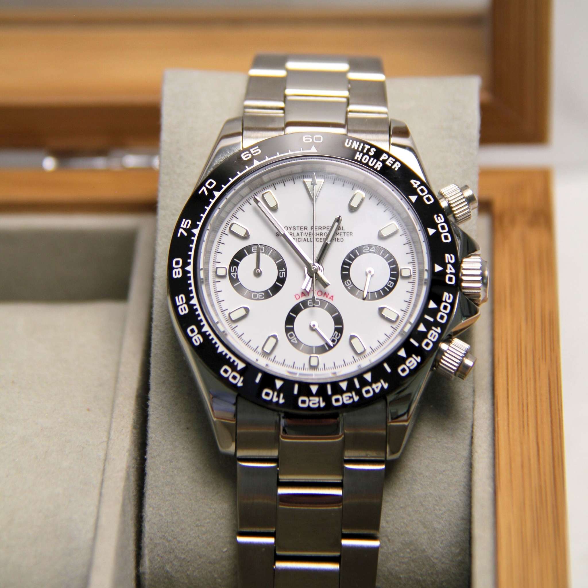 “Cadran blanc de la montre SEIKMOD Daytona Panda VK63 avec compteurs noirs, aiguilles luminescentes et finitions polies”
