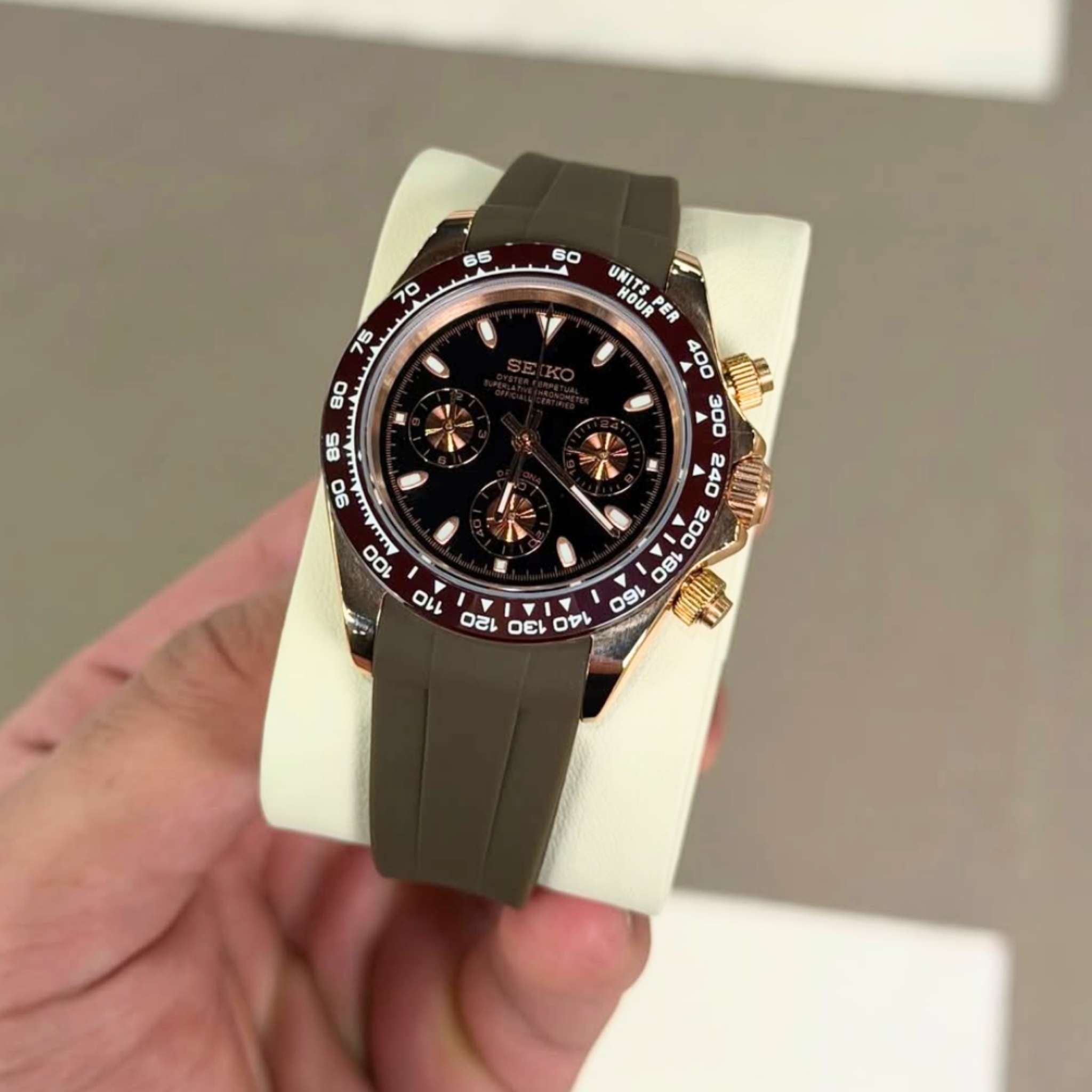 Profil du chronographe Seikmod Daytona or rose avec poussoirs et couronne vissée