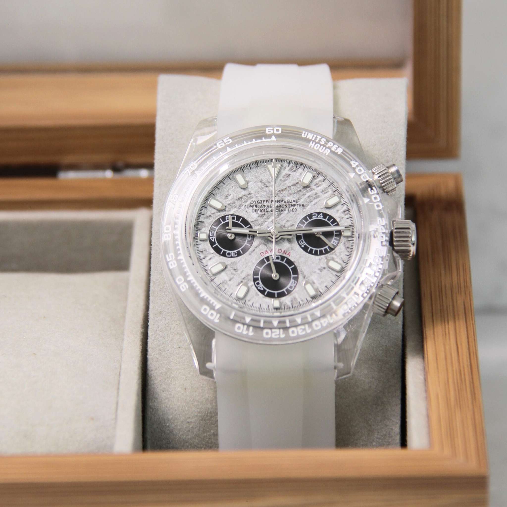 “Cadran transparent gris de la montre SEIKMOD Daytona VK63 laissant apparaître le mécanisme et les compteurs du chronographe”
