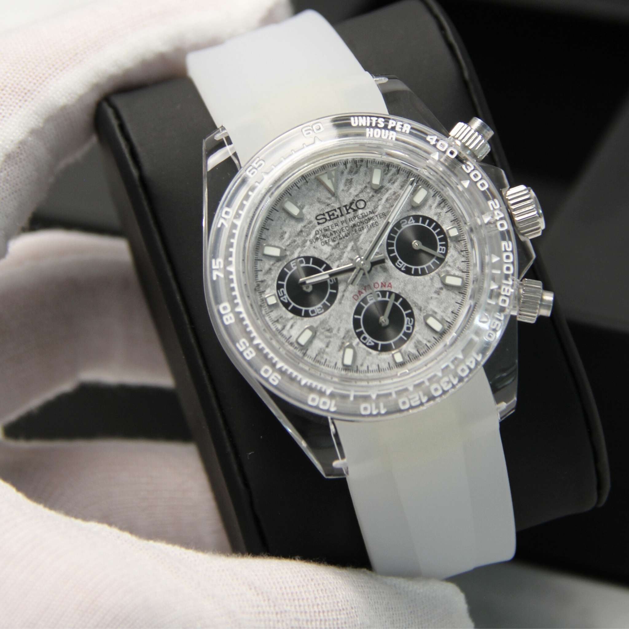 “Montre SEIKMOD Daytona Transparente Grise VK63 présentée dans son écrin premium Modus Horlogerie”