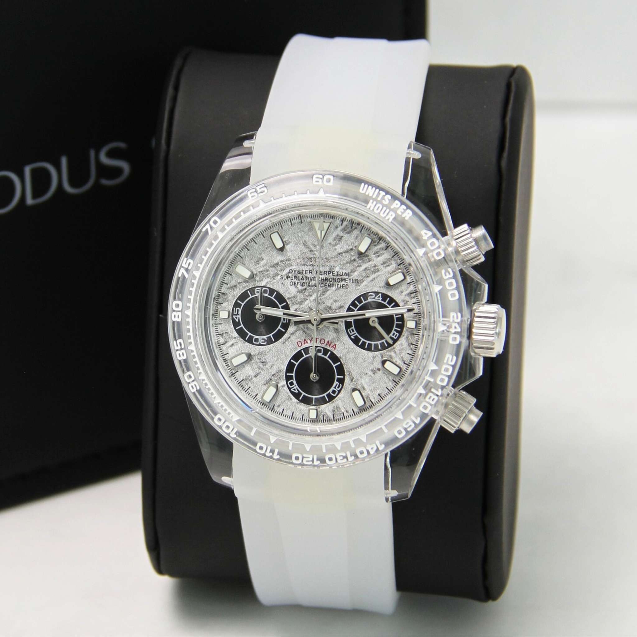 “Montre SEIKMOD Daytona Transparente Grise équipée du mouvement chronographe Seiko VK63 apparent, boîtier transparent et cadran gris, assemblée à la main en France”