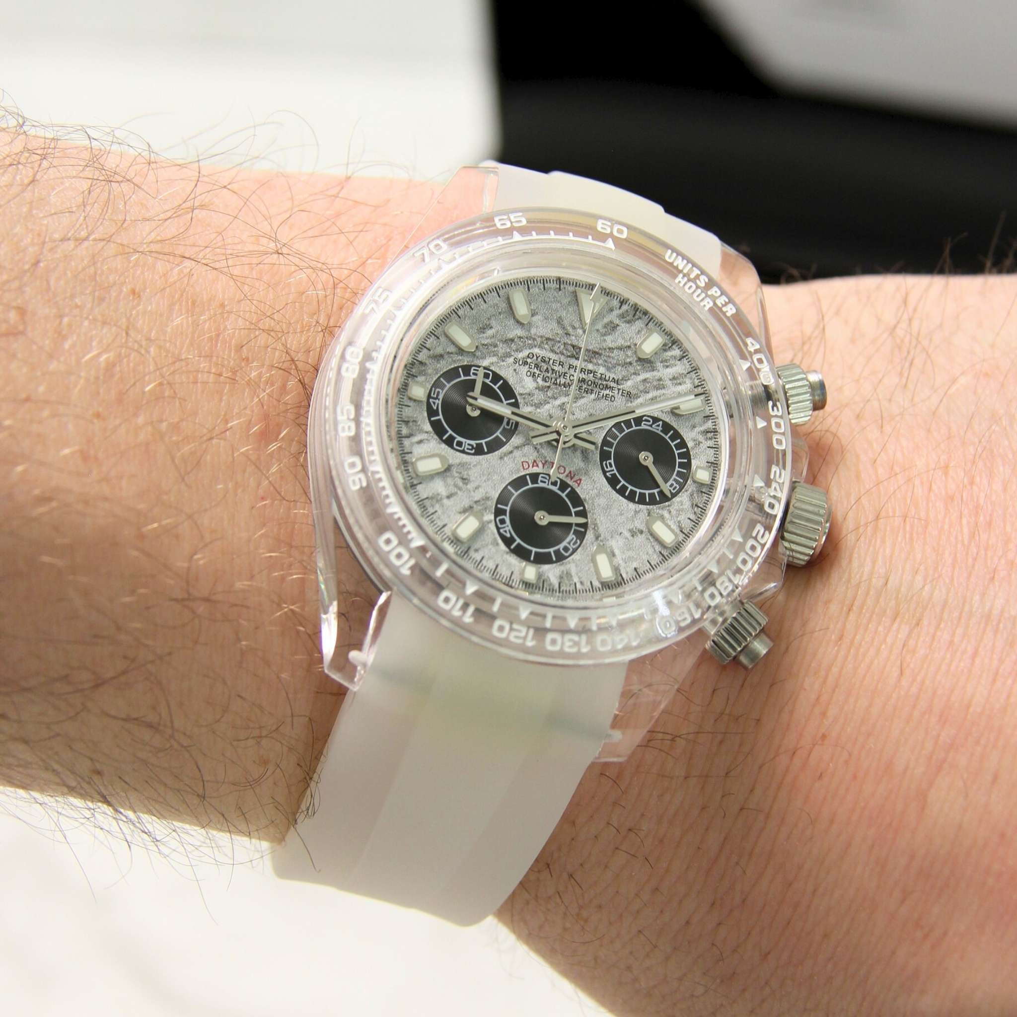 “Montre SEIKMOD Daytona Transparente Grise VK63 portée au poignet, design moderne et boîtier transparent effet squeletté”