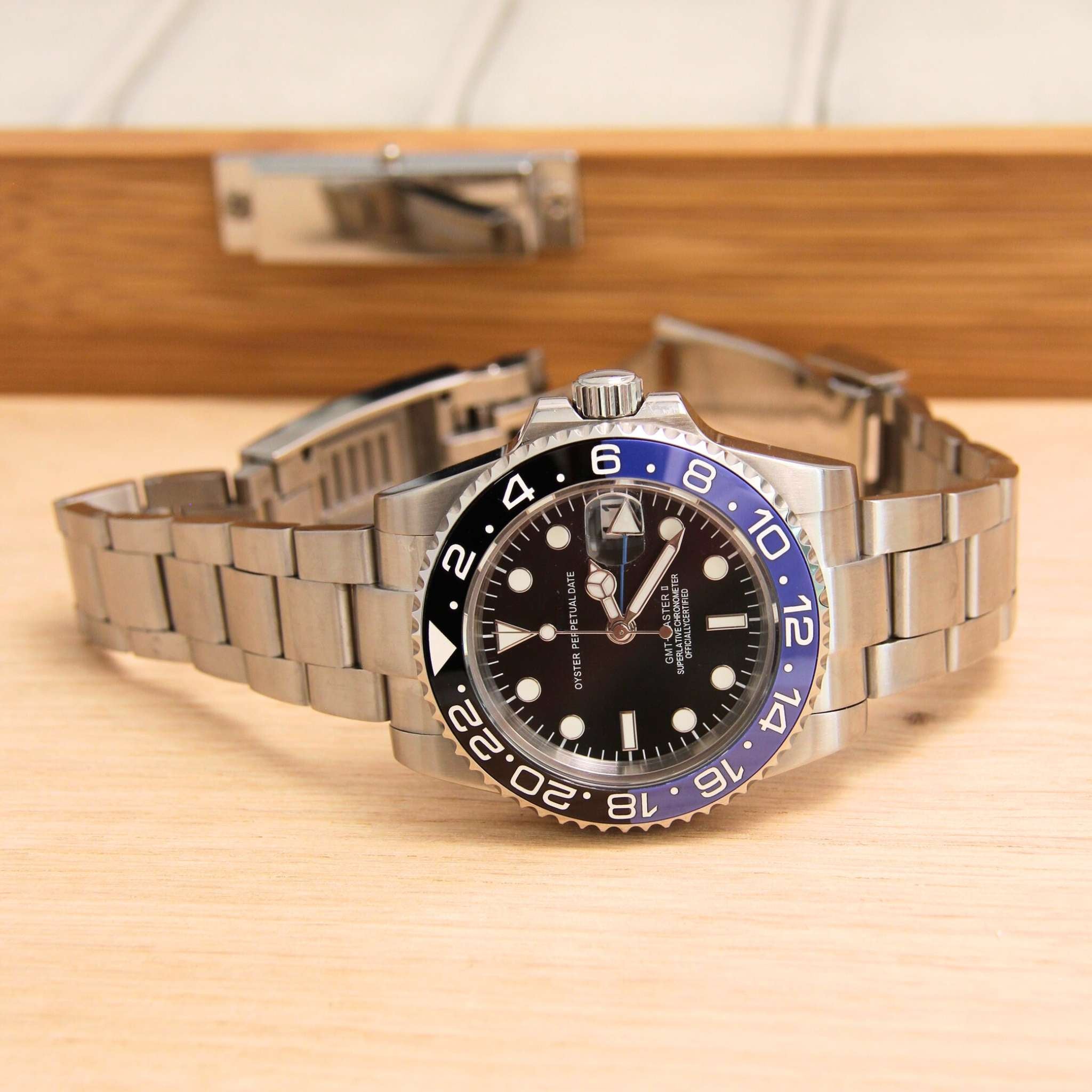 Montre SEIKMOD GMT Batman NH34 vue complète, acier 316L et saphir