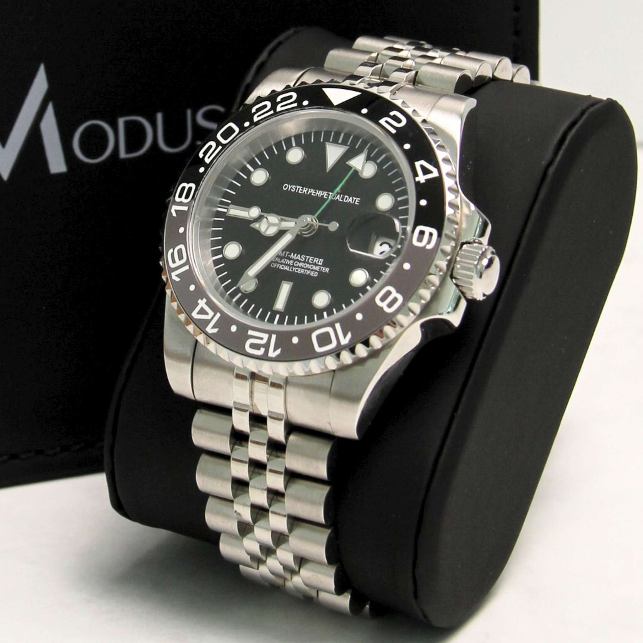 Montre SEIKMOD GMT Bruce Wayne vue de face, mouvement automatique Seiko NH34, assemblée en France