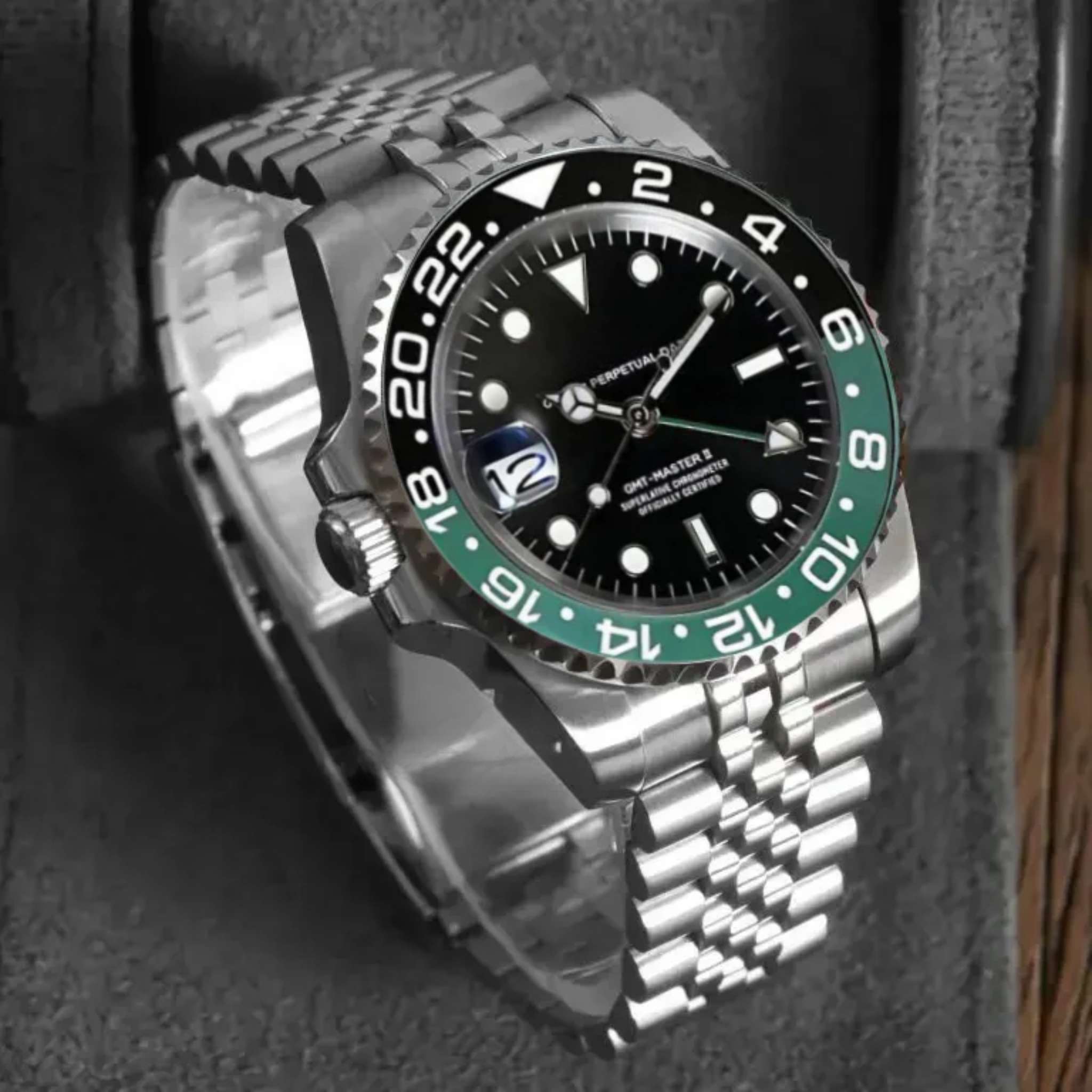 Montre SEIKMOD GMT Sprite vue de face, mouvement automatique NH34, assemblée en France