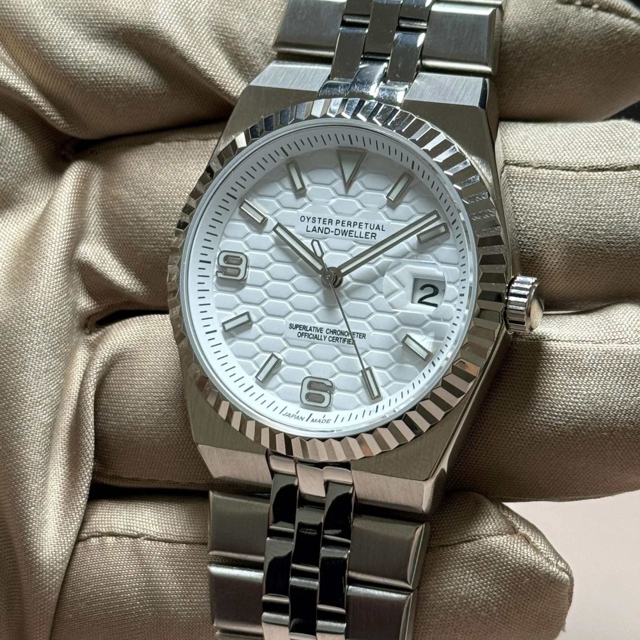 Cadran blanc de la Seikmod Land Dweller avec index lumineux et finitions premium