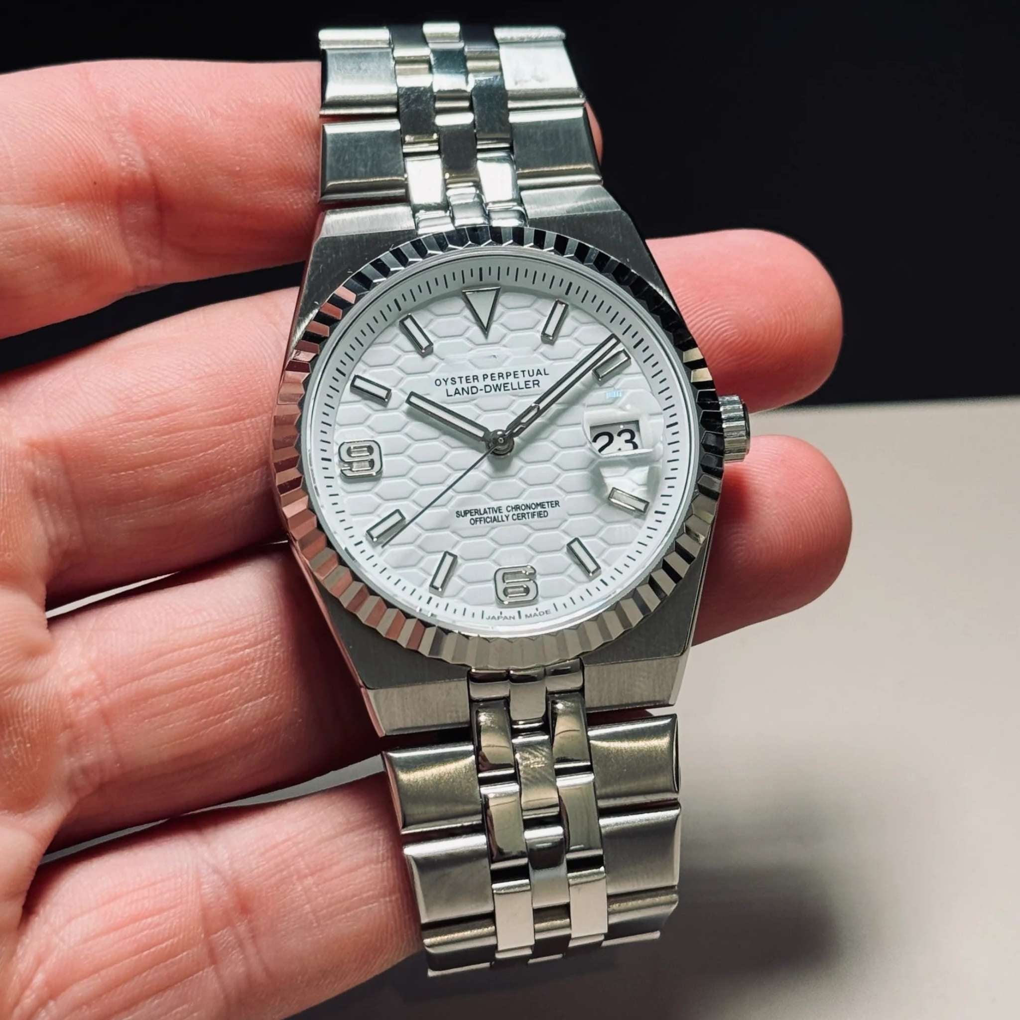 Cadran blanc de la Seikmod Land Dweller avec index lumineux et finitions premium