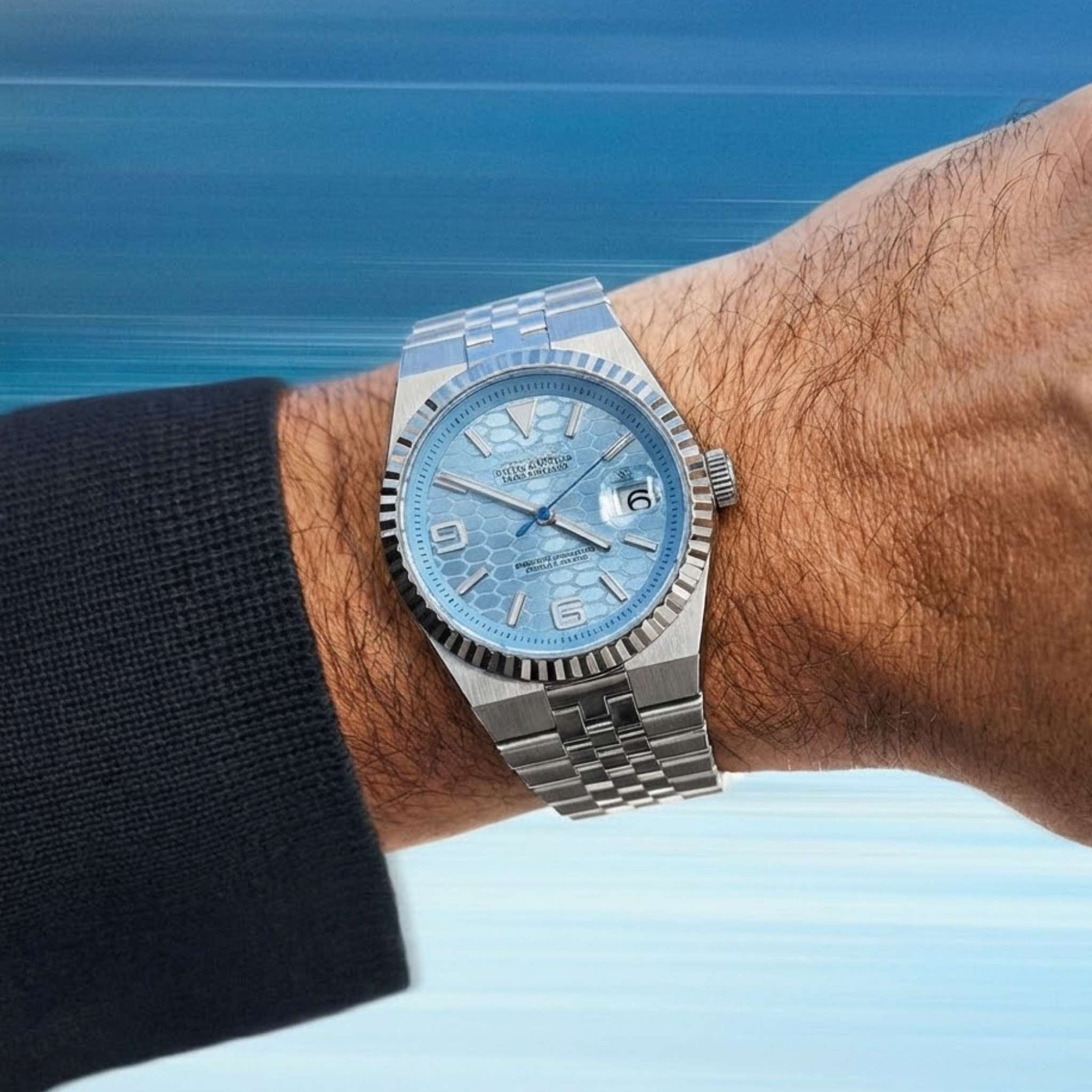 Montre Seikmod Land Dweller Ice Blue portée au poignet pour visualiser le rendu réel