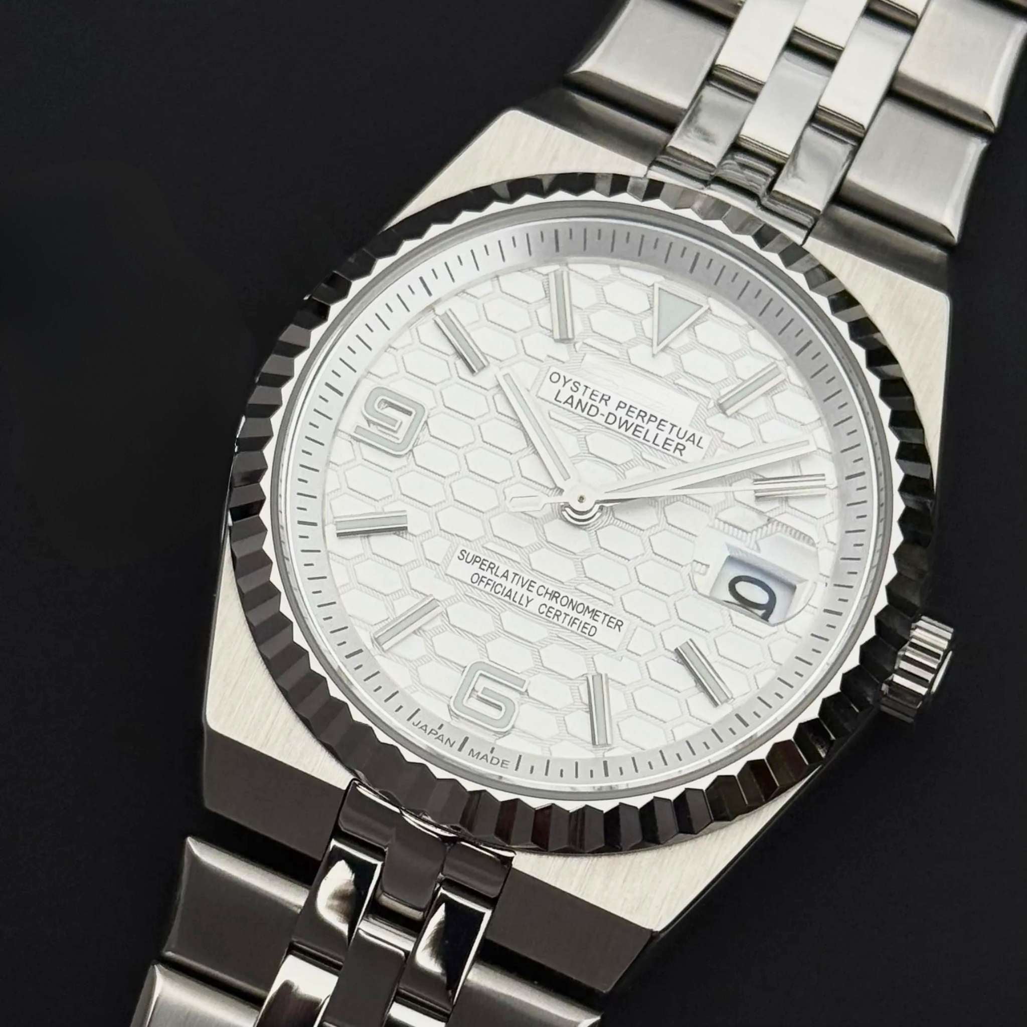 Profil du boîtier acier de la montre Seikmod Land Dweller au design robuste et élégant