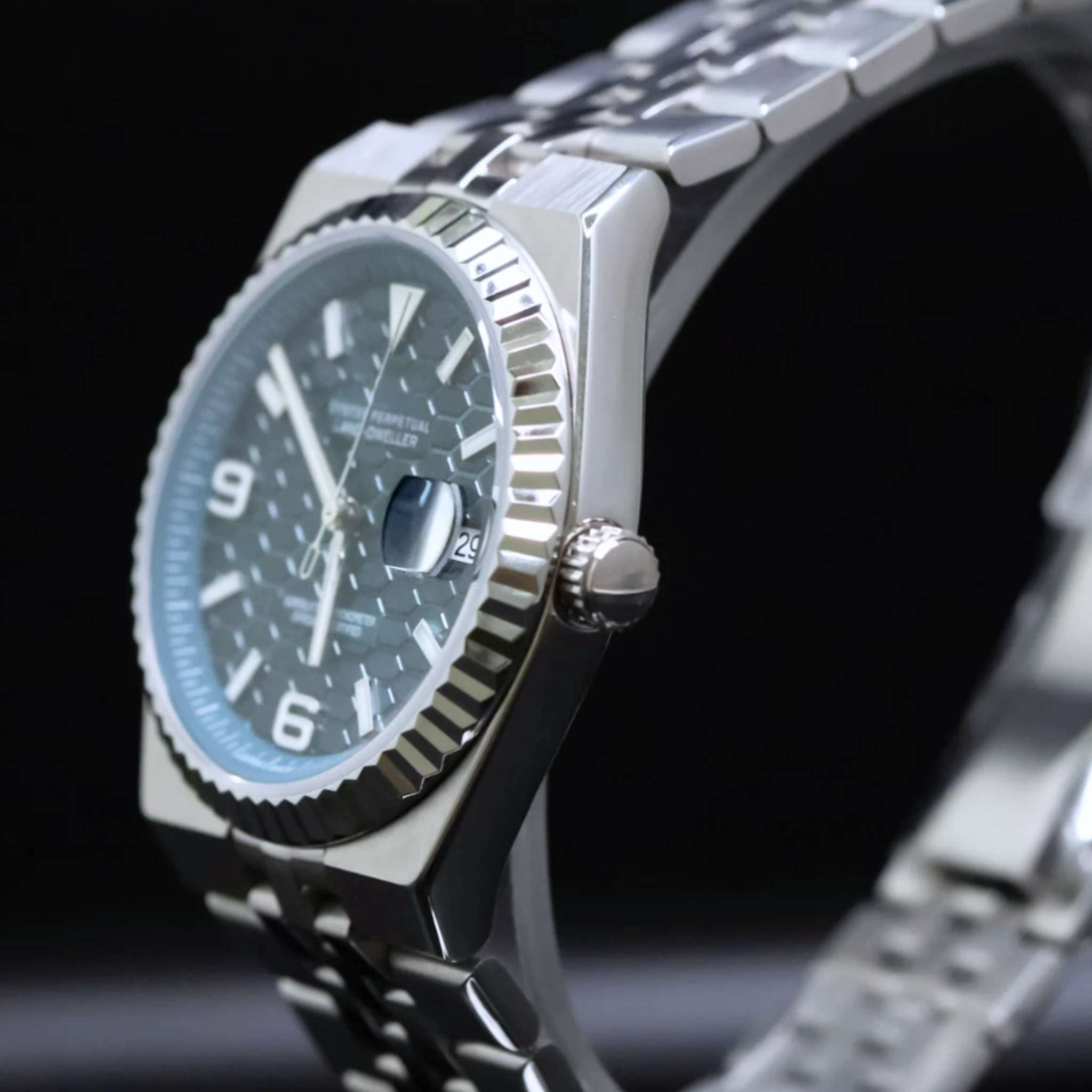 Profil du boîtier acier de la montre Seikmod Land Dweller au design robuste et élégant