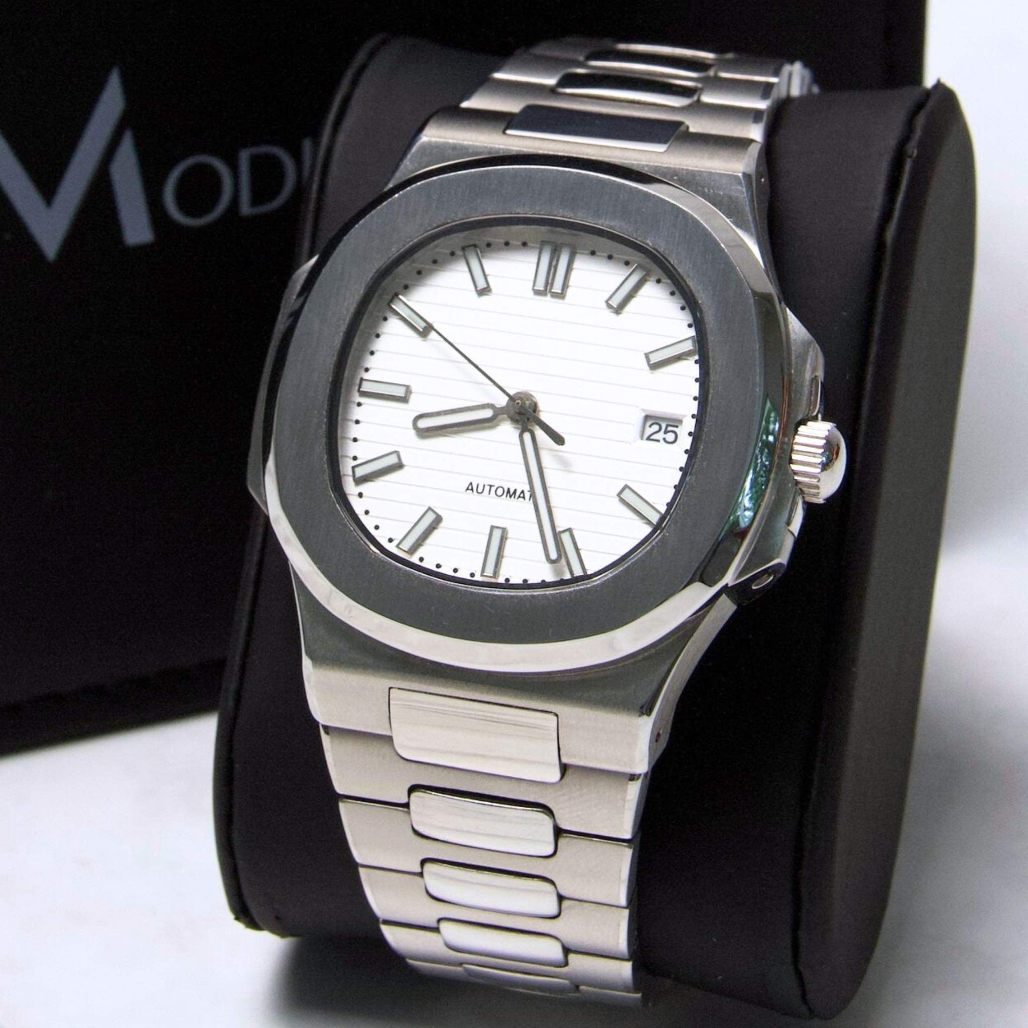 “Montre SEIKMOD Nautilus Blanc équipée du mouvement automatique Seiko NH35, cadran blanc mat et boîtier acier poli, assemblée à la main en France”