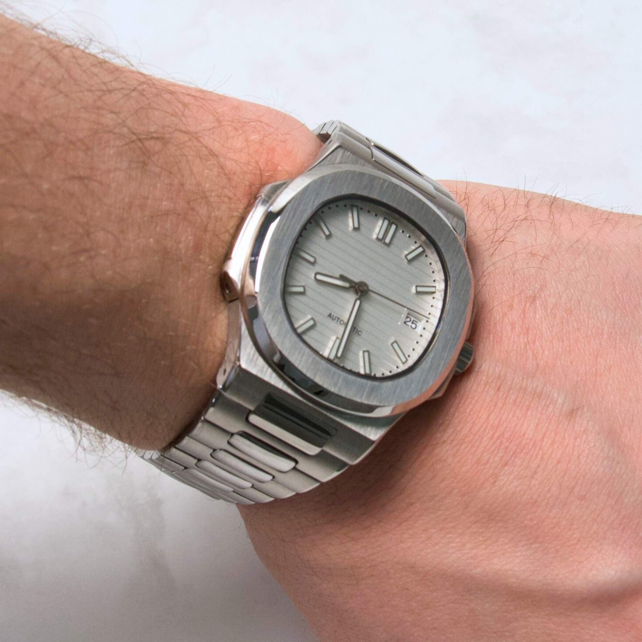 “Montre SEIKMOD Nautilus Blanc NH35 portée au poignet, design sport-chic et finition acier brossé”