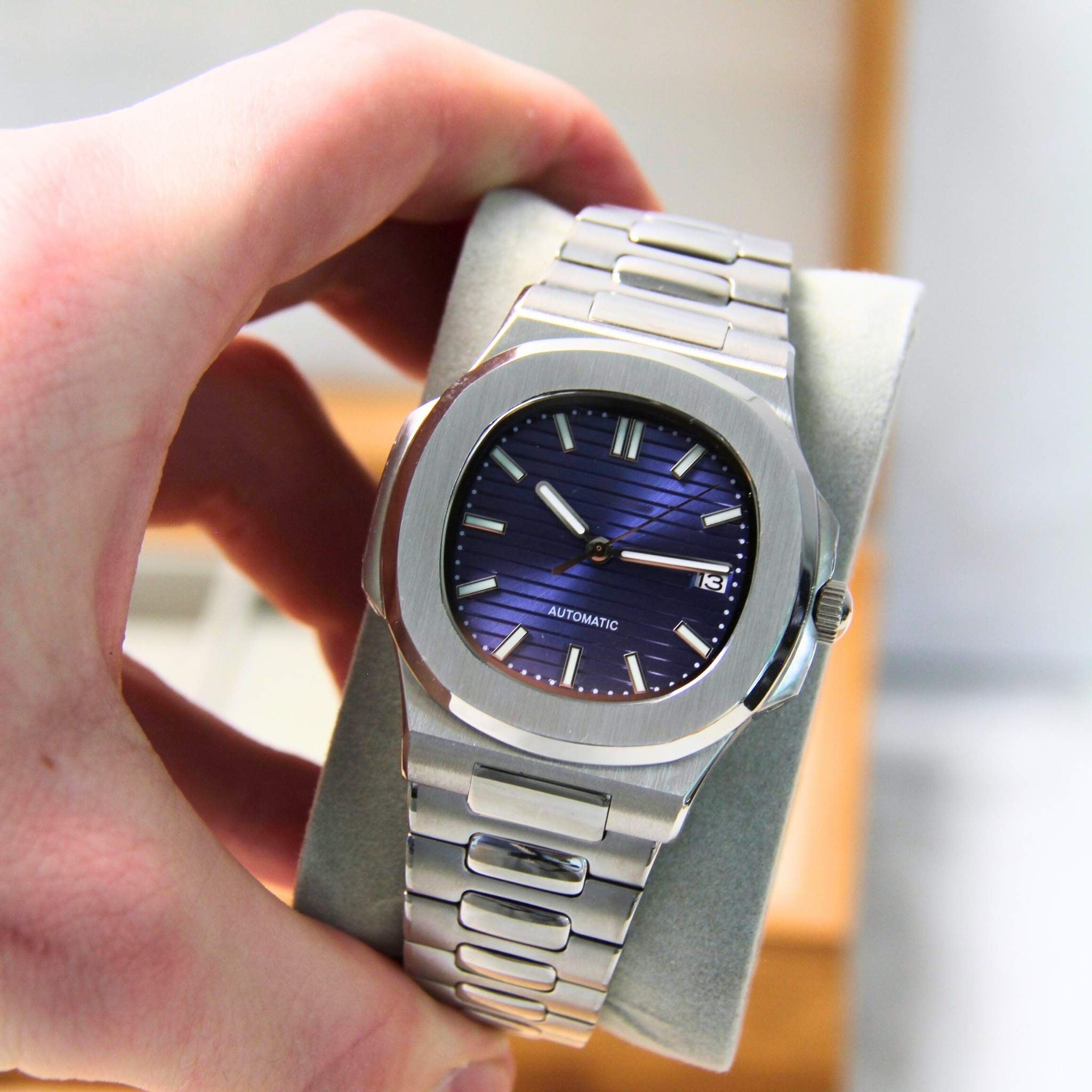 “Détail du cadran bleu profond et du verre saphir anti-rayures de la montre SEIKMOD Nautilus Bleu NH35, mouvement automatique Seiko Instruments Inc.”