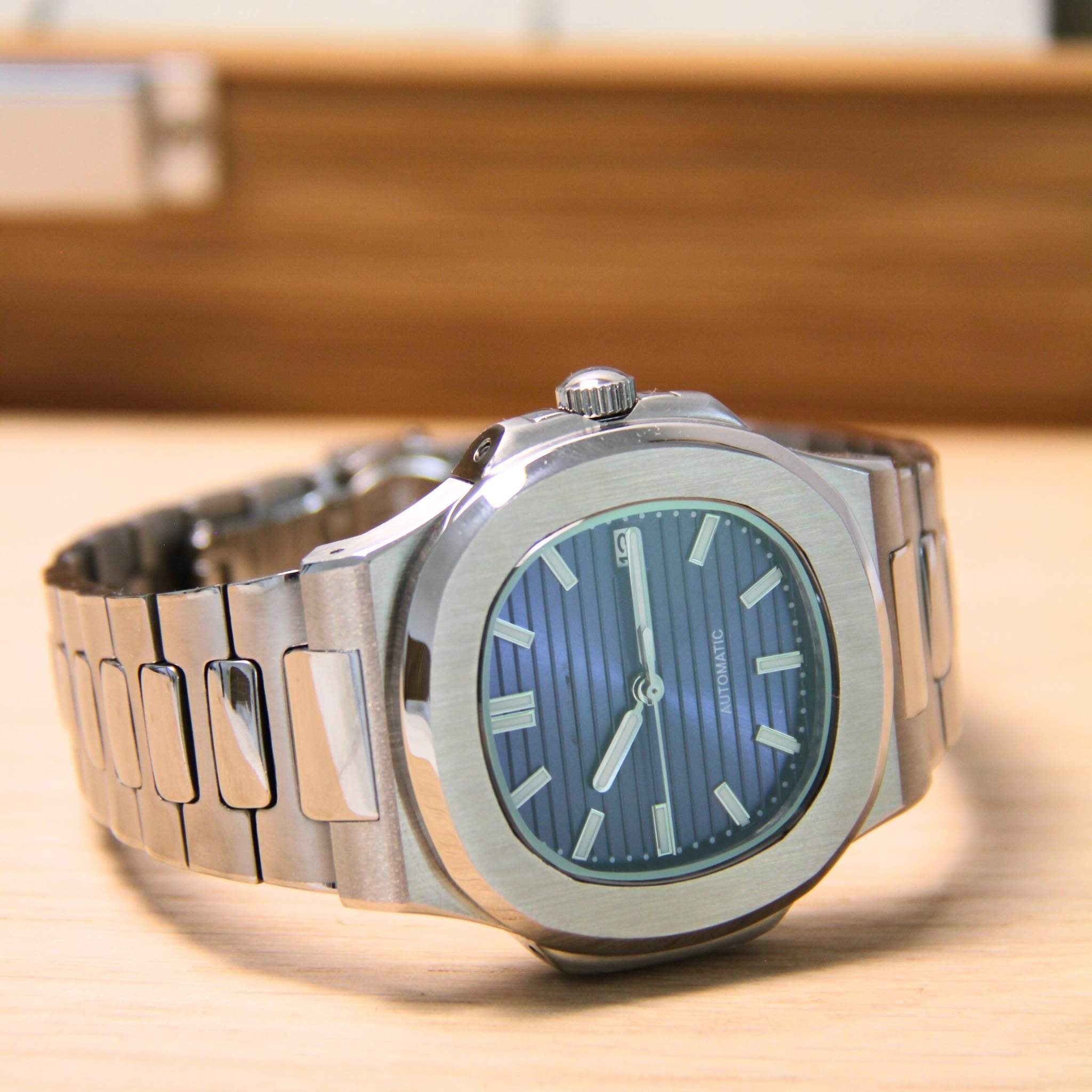 “Montre SEIKMOD Nautilus Bleu NH35 vue complète à plat, cadran bleu marine et bracelet acier intégré”