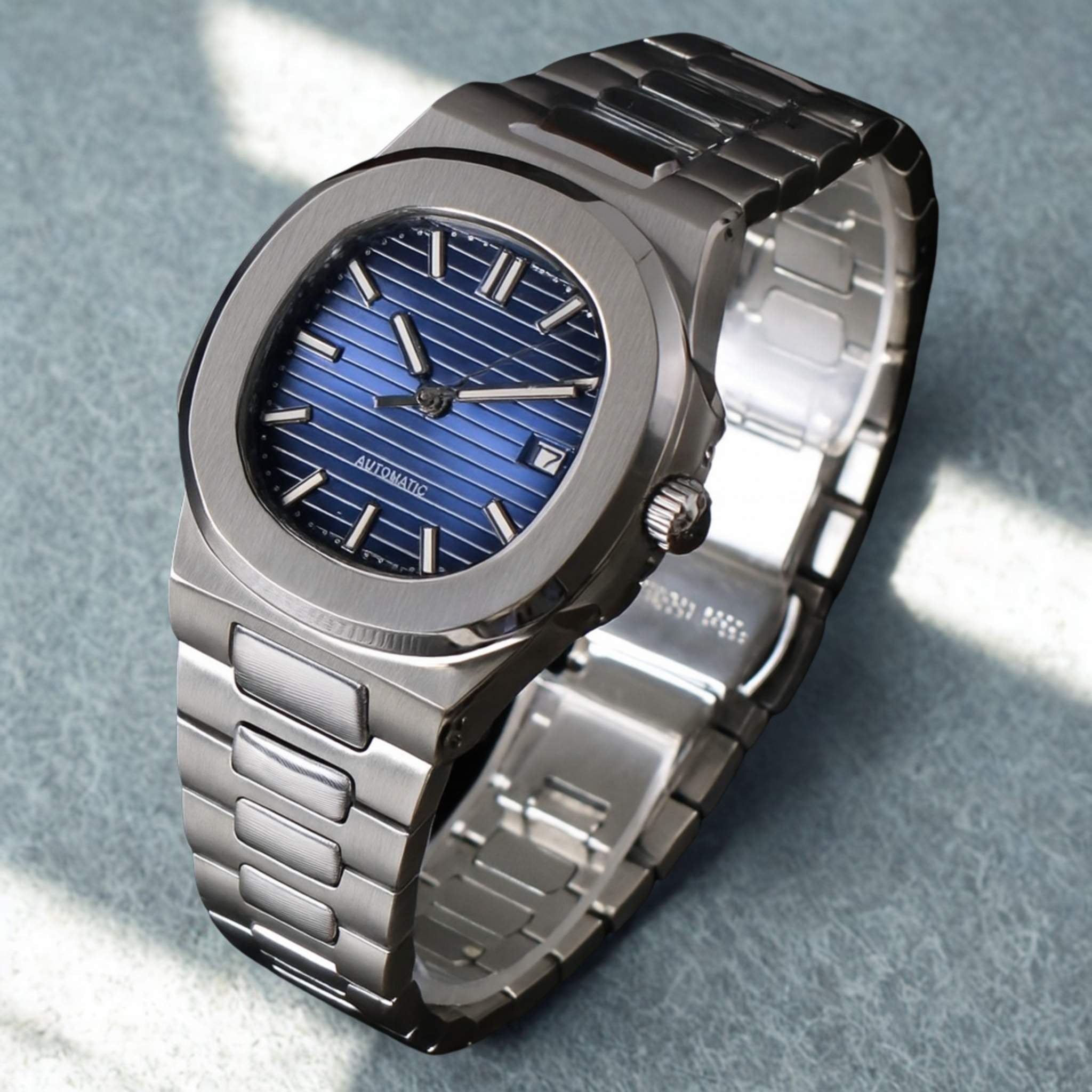“Montre SEIKMOD Nautilus Bleu NH35 vue complète droite, cadran bleu marine et bracelet acier intégré”